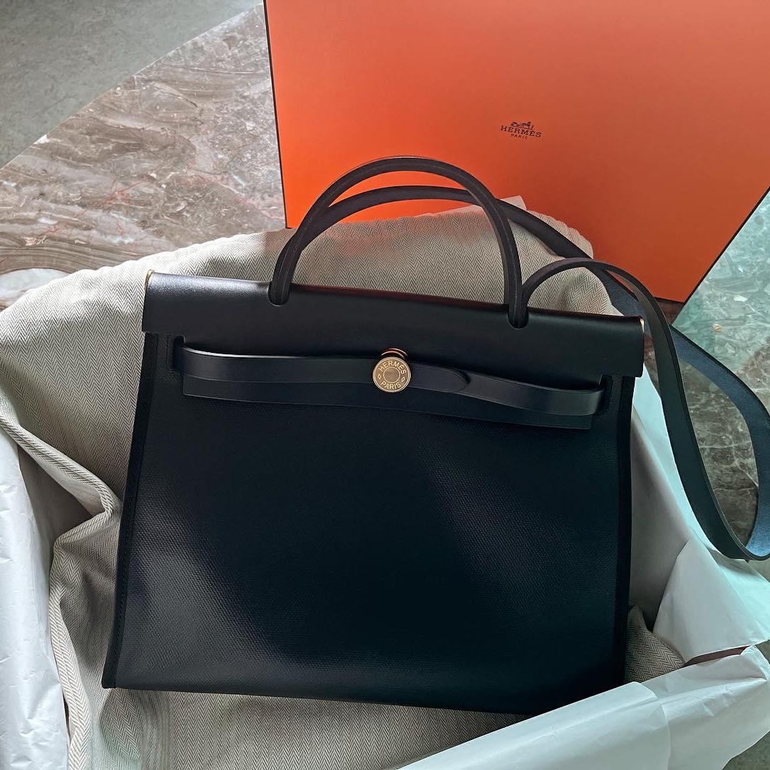 Hermes Herbag Zip 31 Bag Sellier H Berlin Canvas Hunter Cowhide & Gold Caban Ecru Noir Bleu Indigo 착용 스타일 - 1