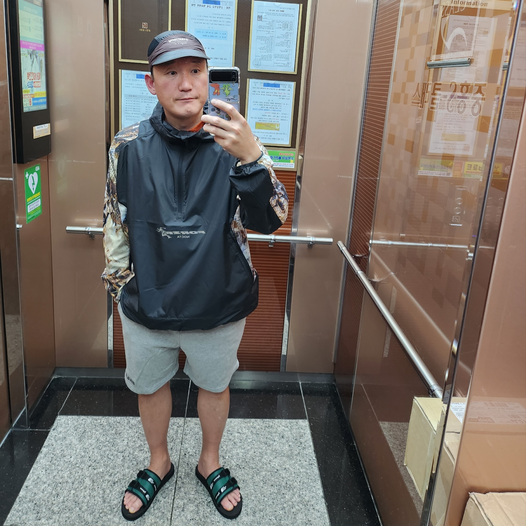 Nike x Drake Nocta NRG Running Jacket Black Baroque Brown (FJ3009-010), Supreme x The North Face Trekking Sandal Dark Green - 22SS 착용 스타일