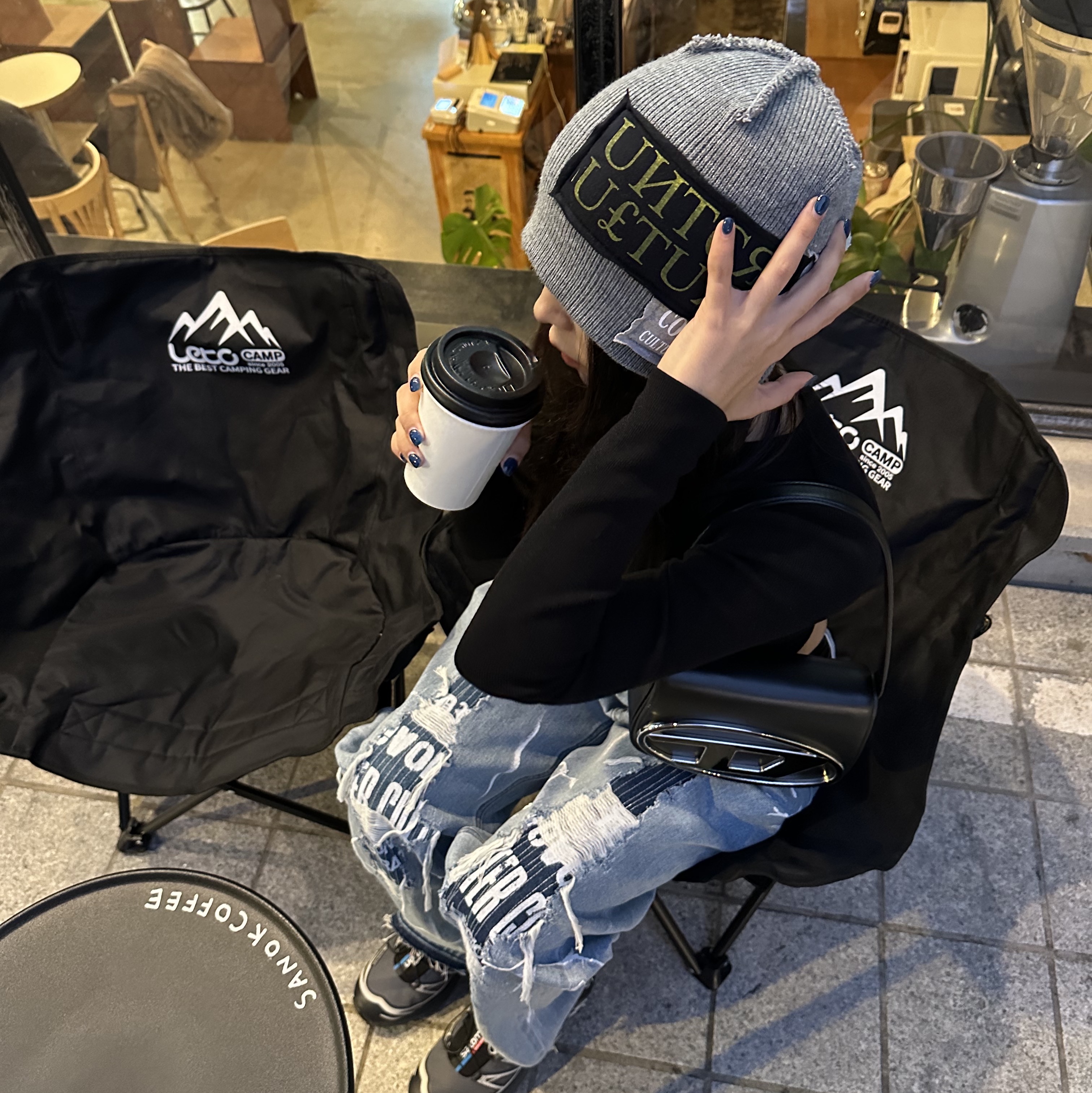 Salomon XT-6 Gore-Tex Black Ebony, Diesel 1DR Shoulder Bag in Nappa Leather Black 착용 스타일 - 1