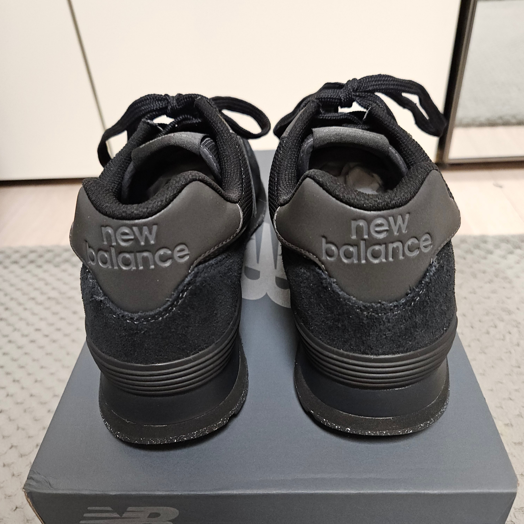 New Balance 574 Triple Black - D Standard 착용 스타일 - 3