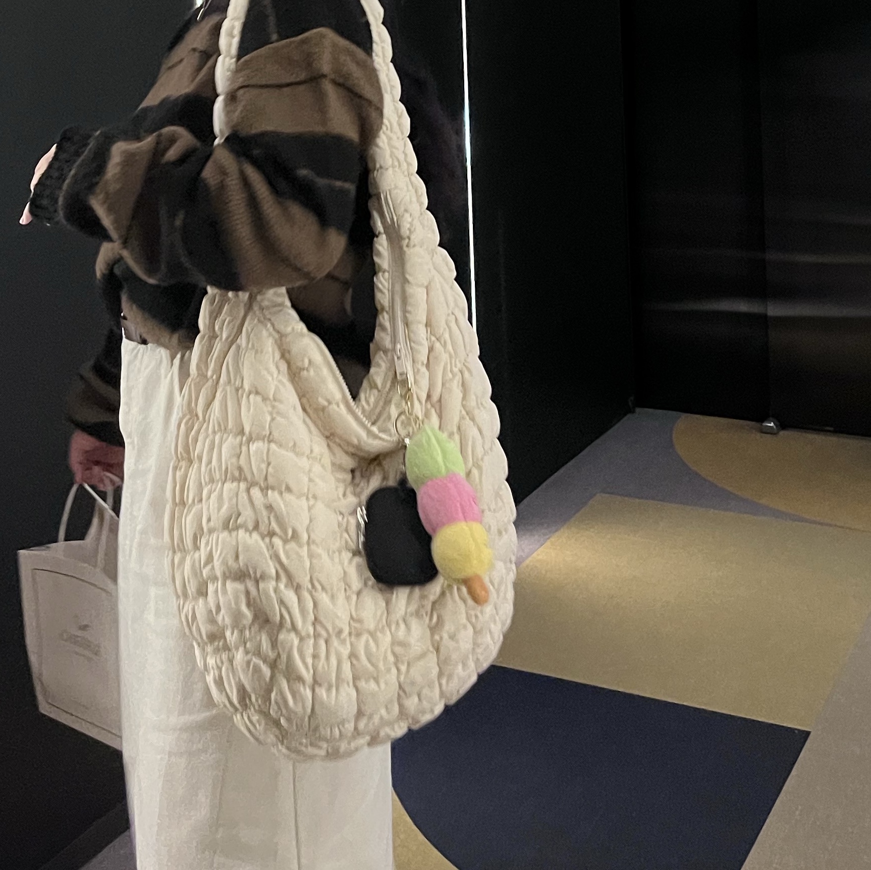 COS Quilted Oversized Shoulder Bag Off White Light Beige 착용 스타일
