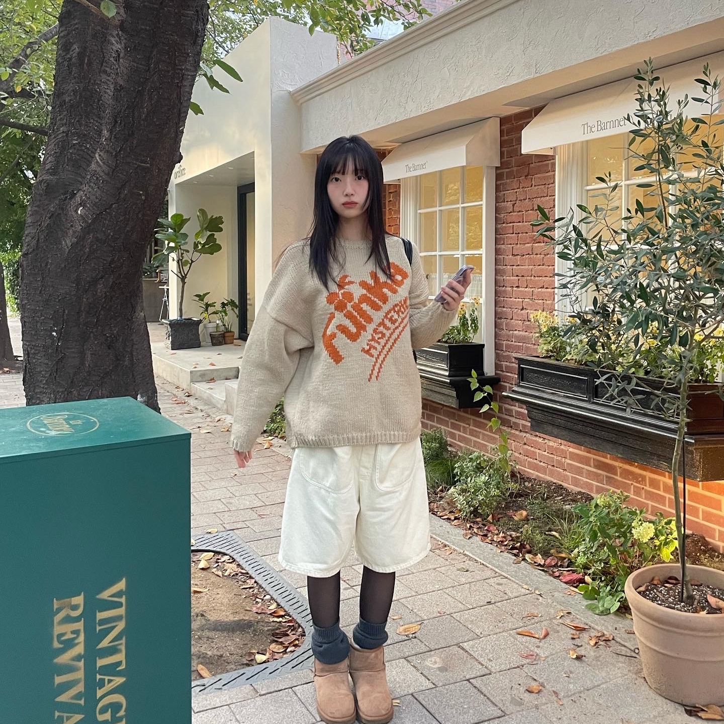 (W) UGG Classic Mini II Boots Chestnut 착용 스타일 - 1