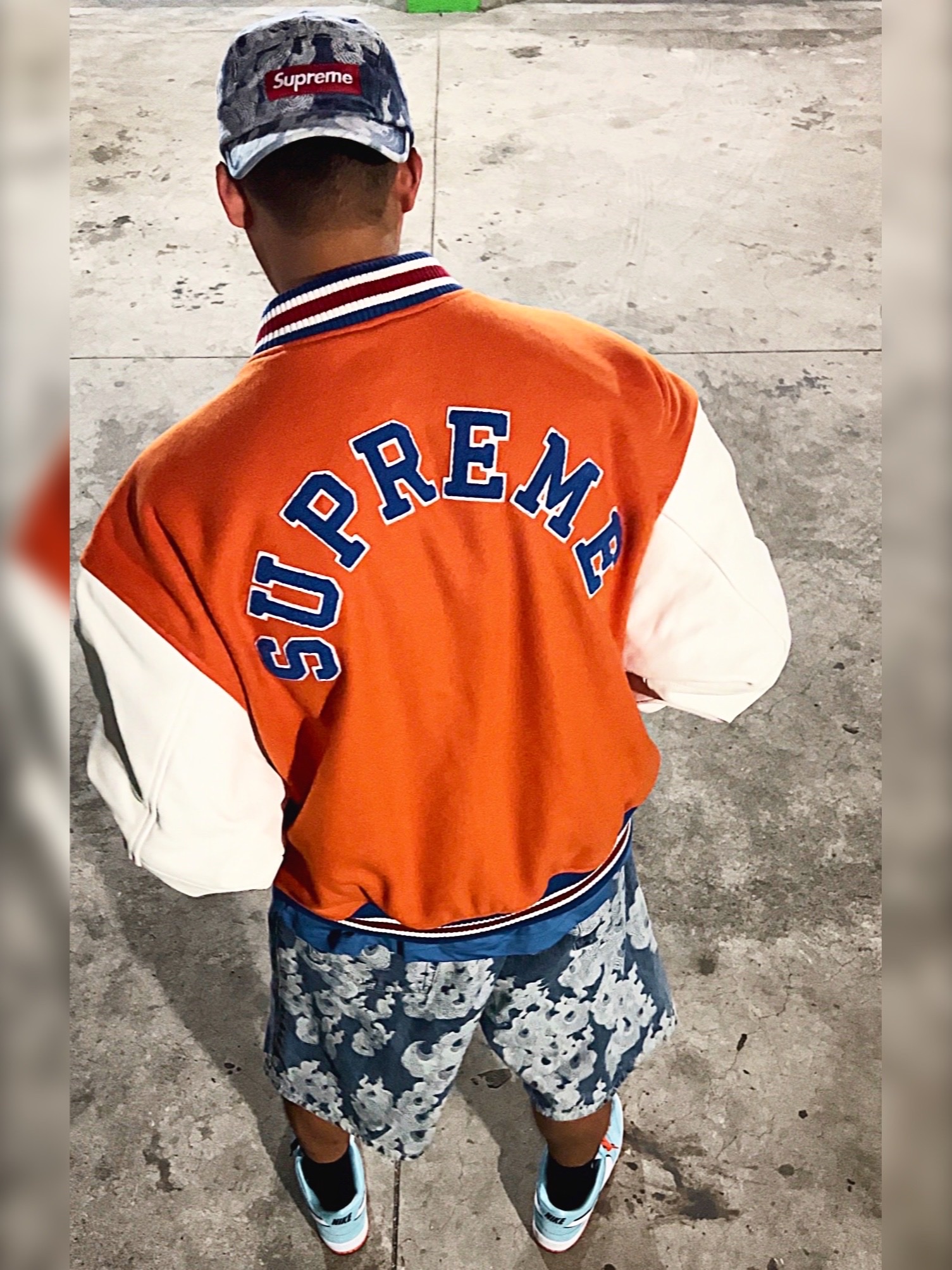 Supreme Flames Jacquard Denim Camp Cap Washed Indigo - 23SS, Supreme Flames Jacquard Baggy Denim Shorts Washed Indigo - 23SS 착용 스타일 - 2