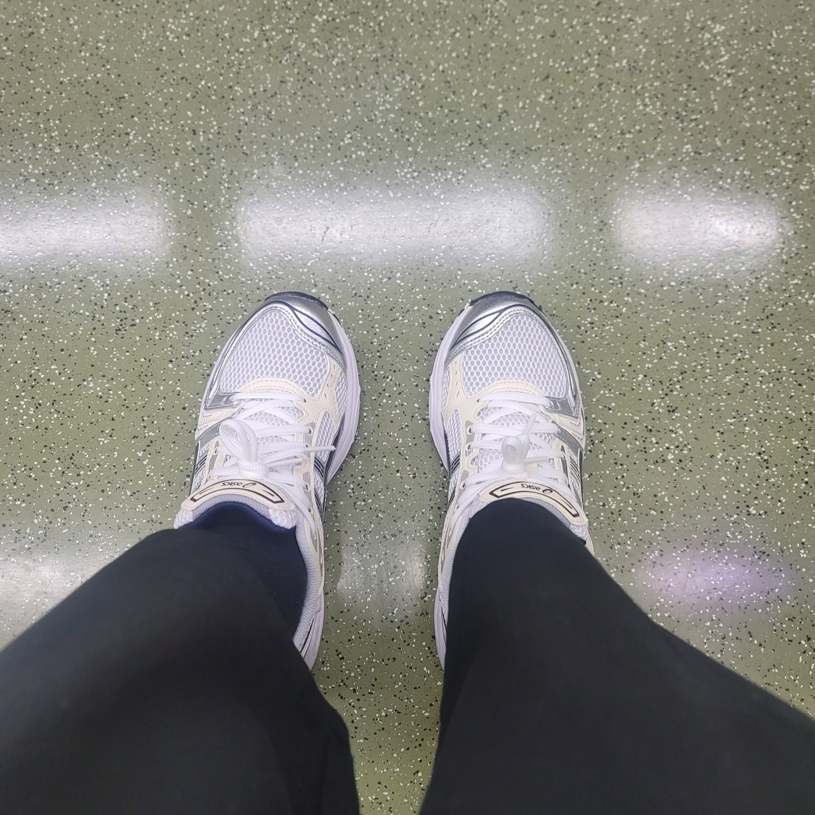 (W) Asics Gel-Kayano 14 White Midnight 착용 스타일