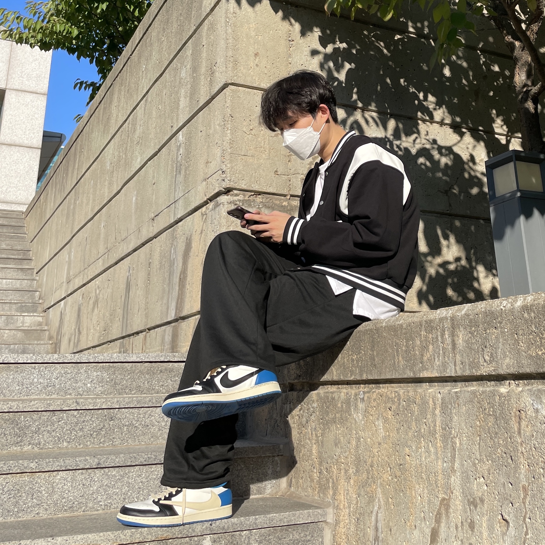 Jordan 1 x Travis Scott x Fragment Retro Low OG SP Military Blue 착용 스타일 - 1
