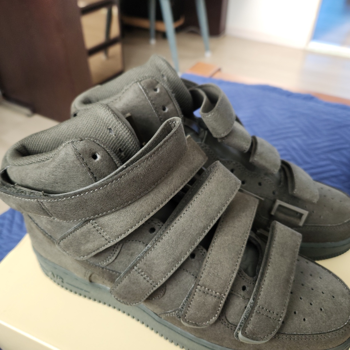 Nike x Billie Eilish Air Force 1 High '07 SP Sequoia 착용 스타일 - 1