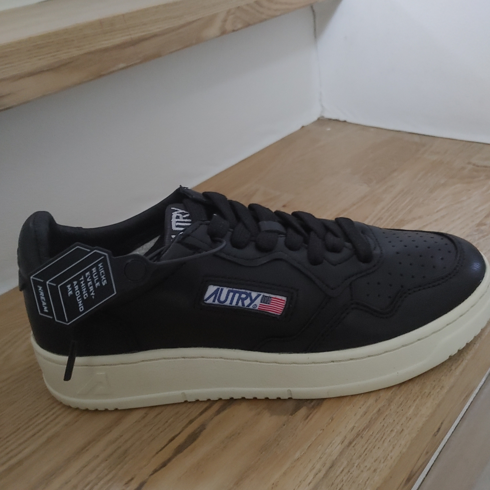 (W) Autry Medalist Low Goatskin Sneakers Black 착용 스타일 - 2