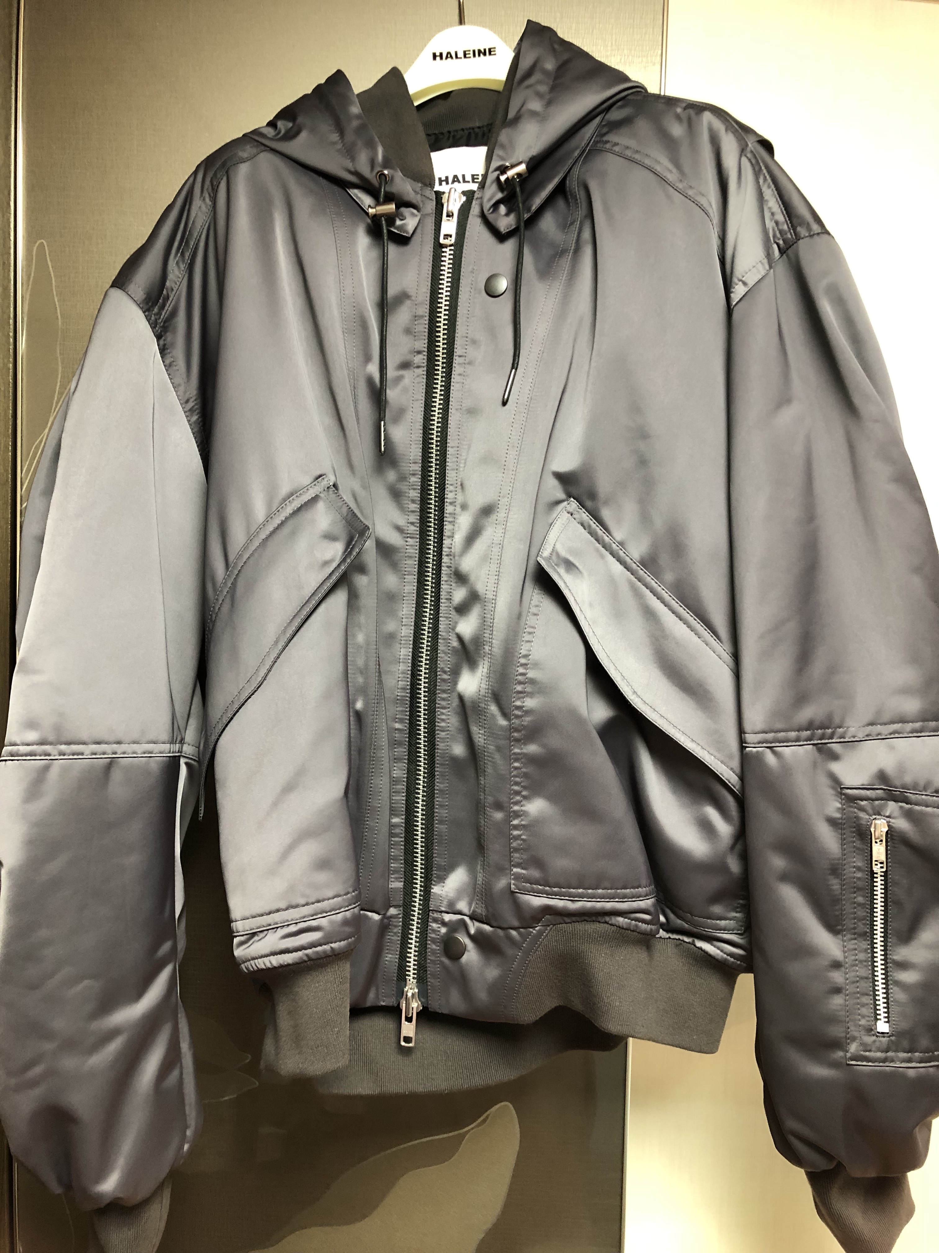 Haleine Satin 3D Detachable Finger Hole Hooded Bomber Grey 착용 스타일