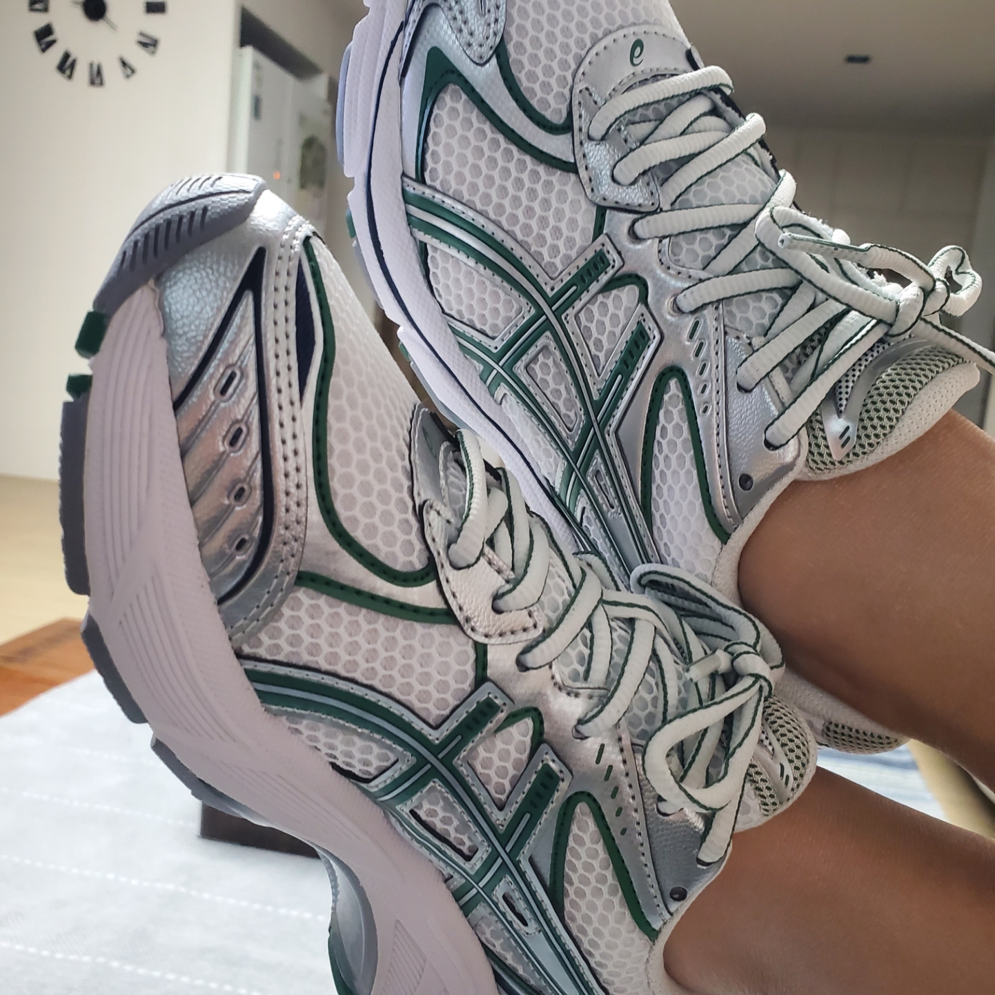 Asics GT-2160 White Shamrock Green 착용 스타일