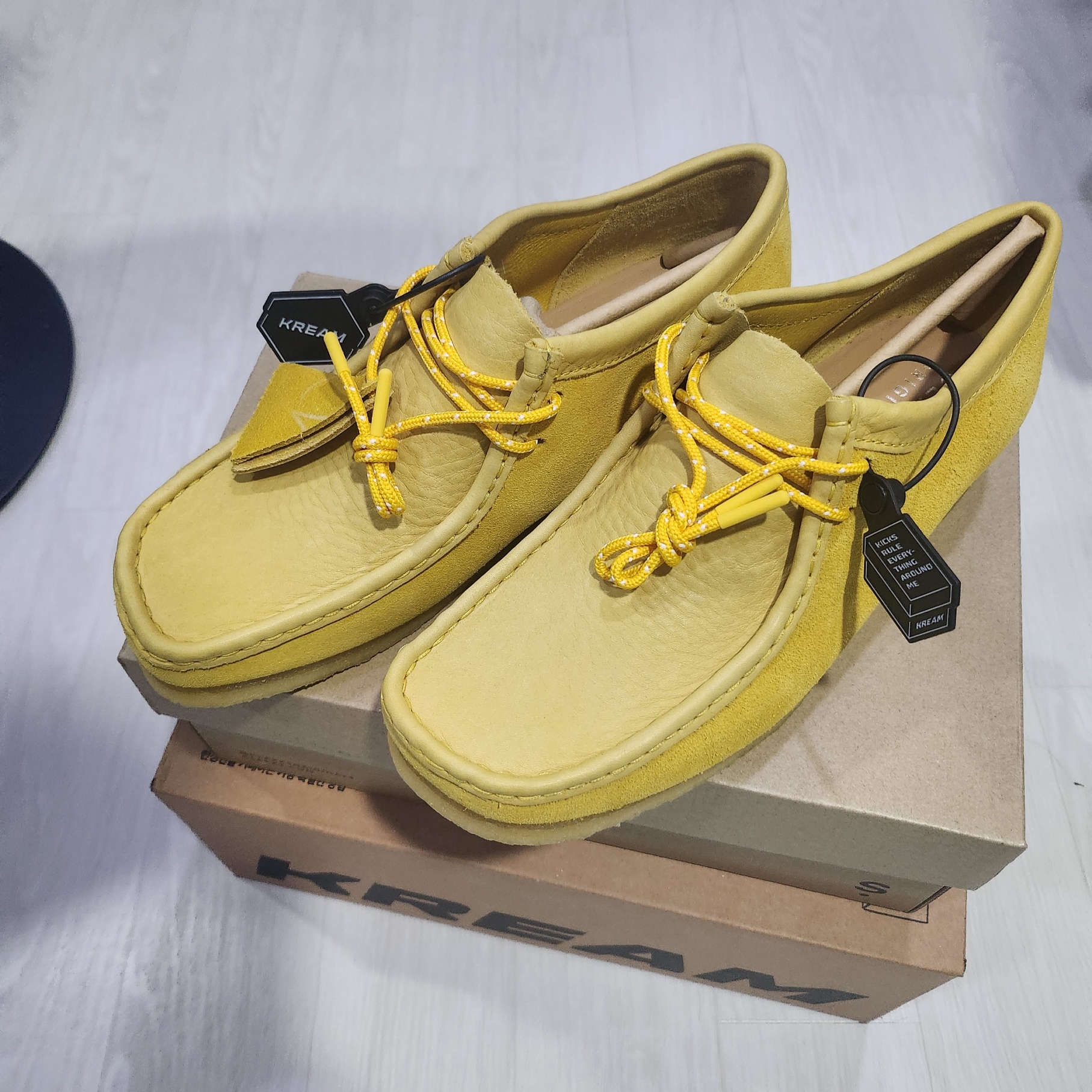 Clarks Wallabee Yellow Suede 착용 스타일 - 1