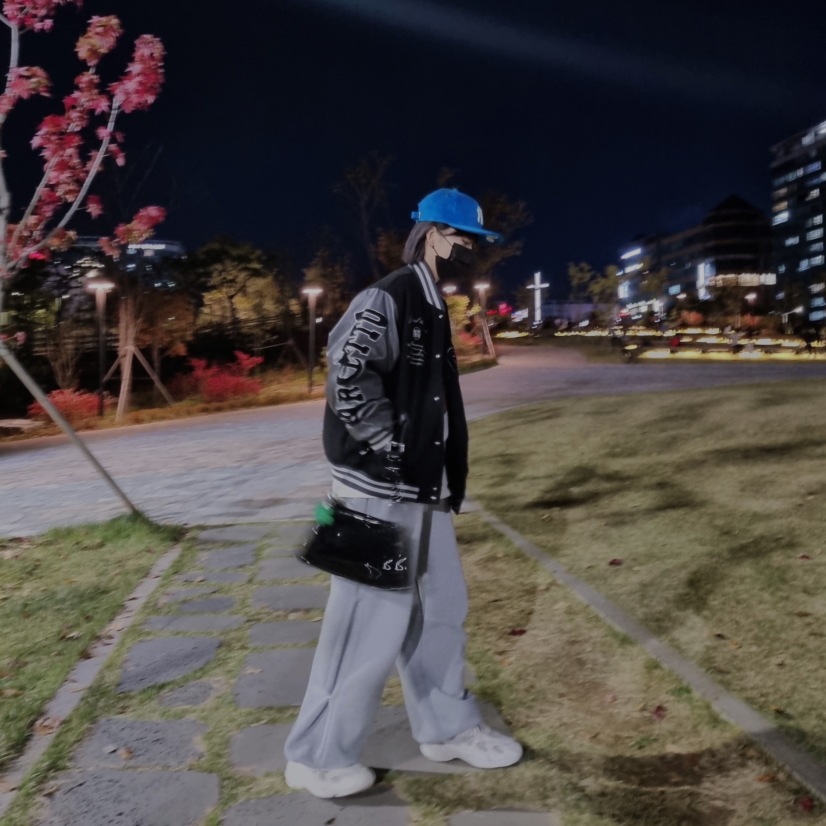 Adidas Adifom Q Off White, Adidas Always Original Airliner Shoulder Bag Black 착용 스타일 - 1