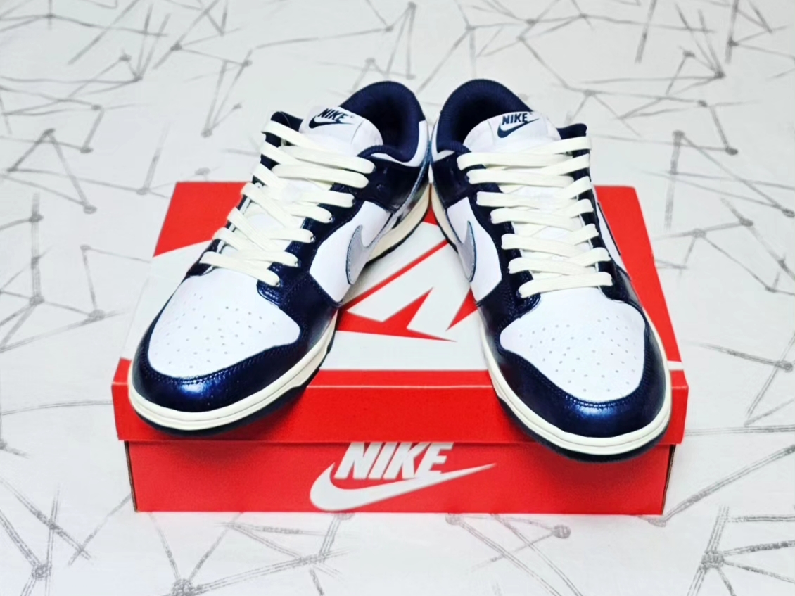 (W) Nike Dunk Low PRM Midnight Navy and White 착용 스타일 - 3