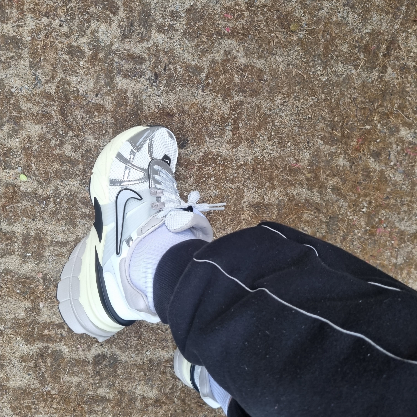 Nike V2K Run Summit White Metallic Silver 착용 스타일 - 2