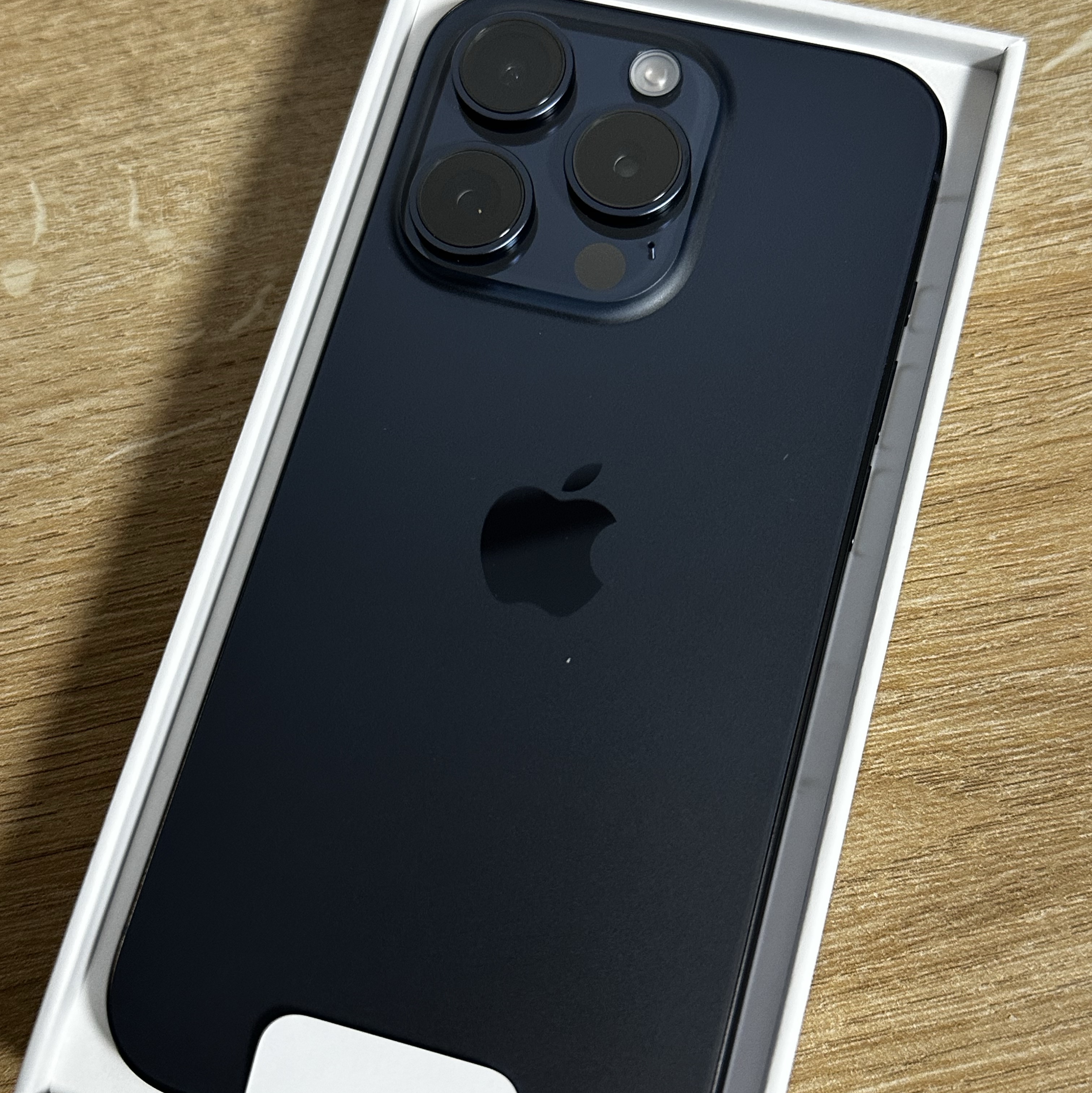 Apple iPhone 15 Pro 256GB Blue Titanium (Korean Ver.) 착용 스타일