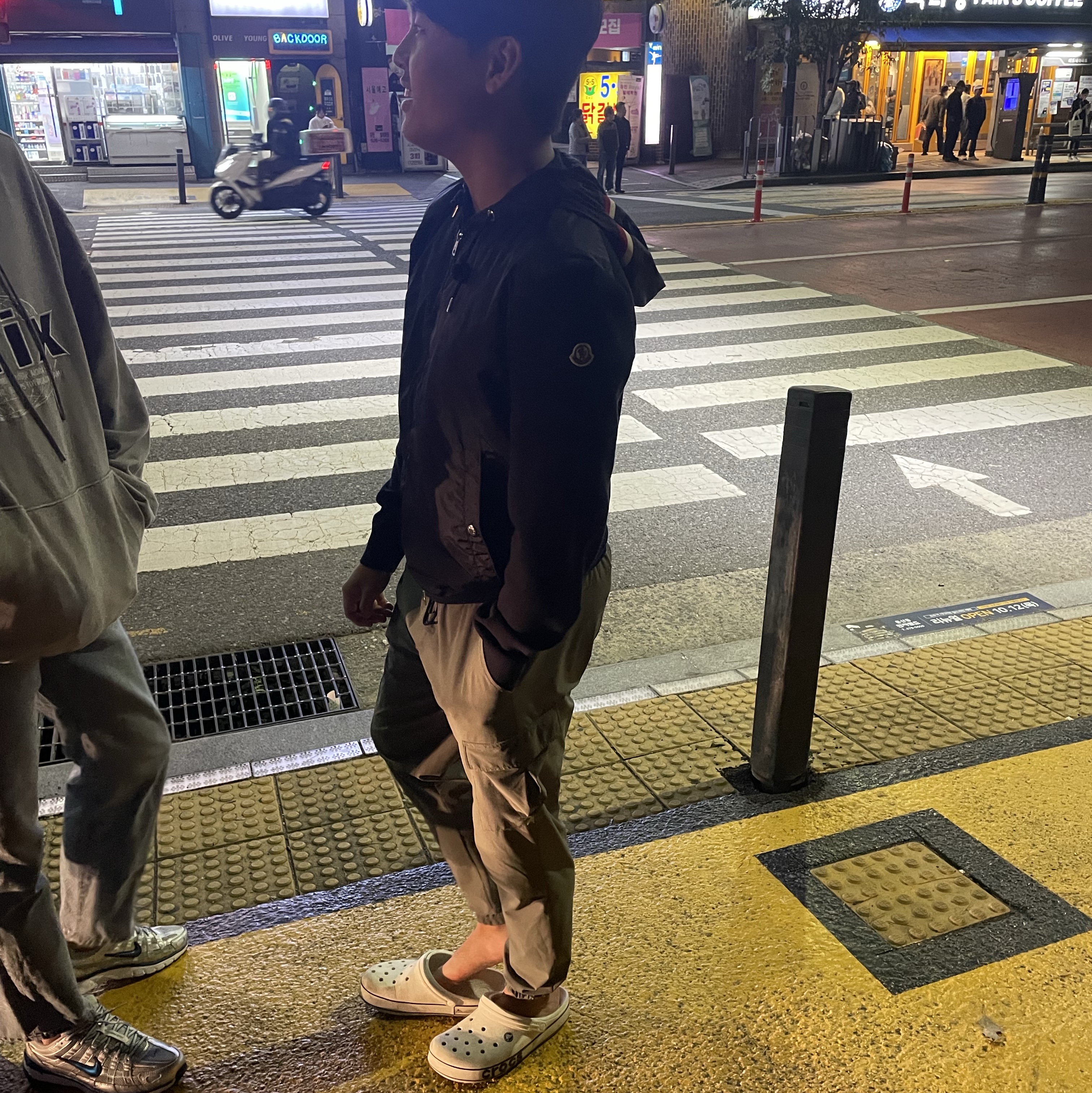 (W) Moncler Padded Hoodie Black - 22SS, Crocs Bayaband Clog White Navy 착용 스타일