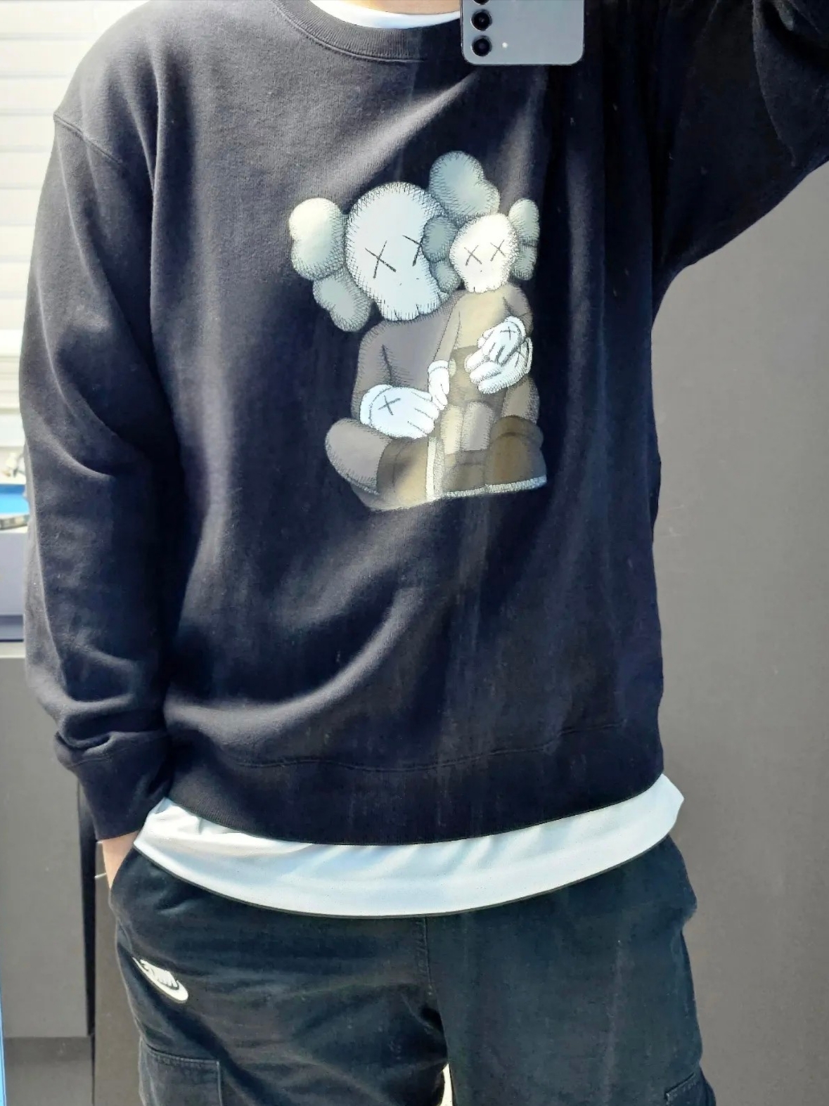 Uniqlo UT x Kaws Long Sleeve Sweatshirt Black 착용 스타일 - 1
