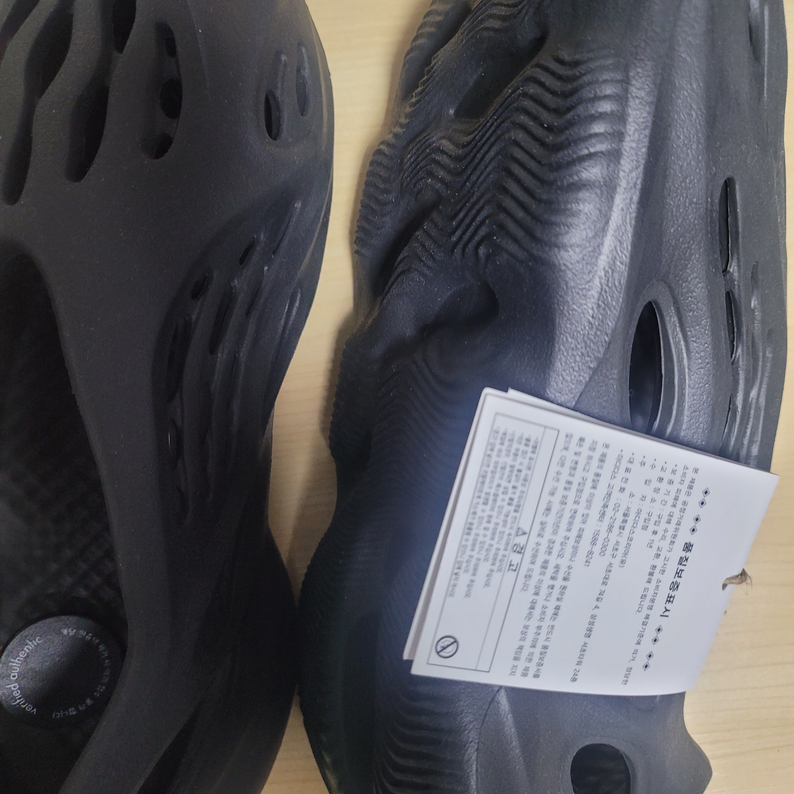 Adidas Yeezy Foam RNNR Onyx 착용 스타일