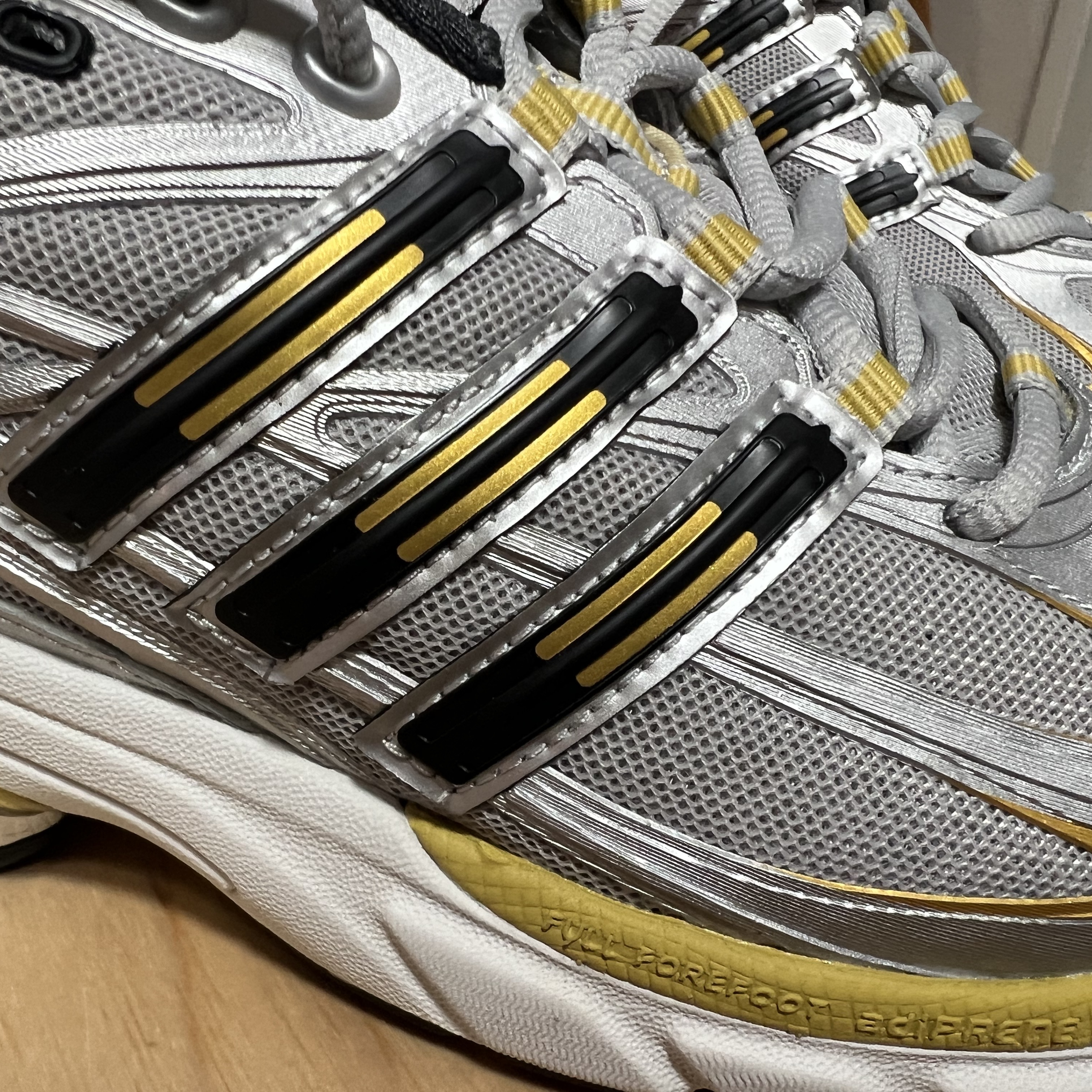 Adidas Adistar Cushion 3 Grey Two Gold Metallic 착용 스타일