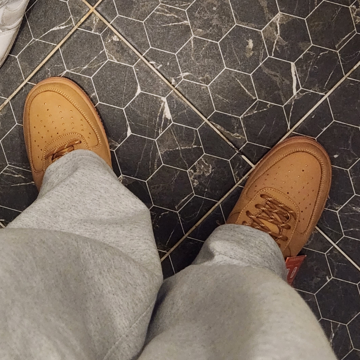 Nike Air Force 1 '07 WB Flax 착용 스타일