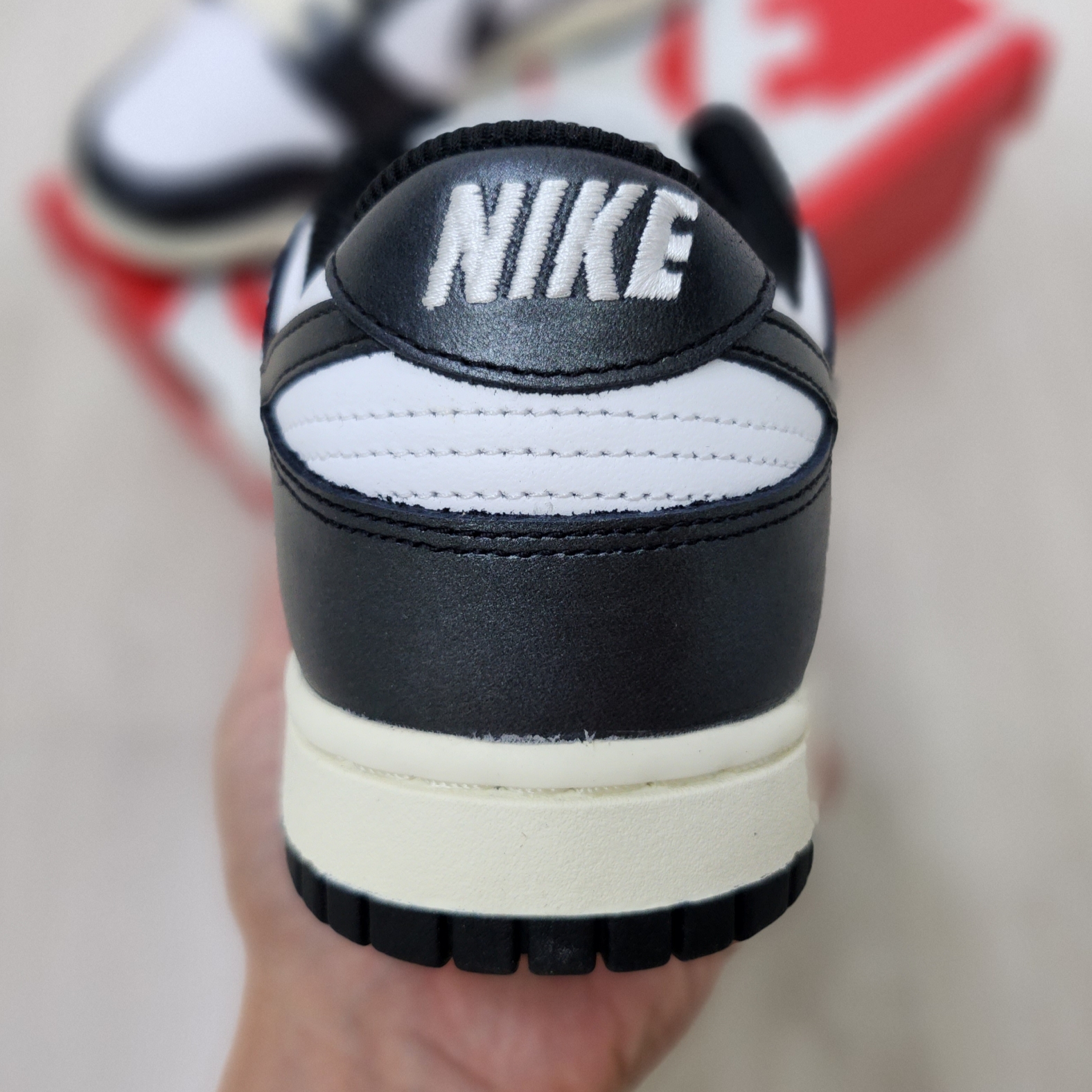 (W) Nike Dunk Low Vintage Black and White 착용 스타일 - 3