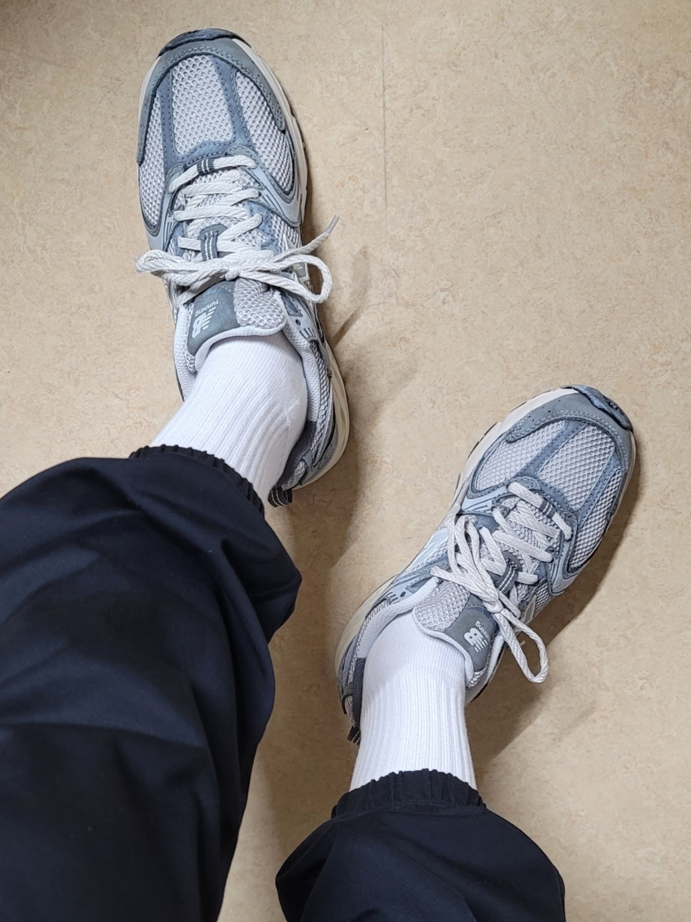 New Balance 530 Premium Vintage Grey Matter 착용 스타일