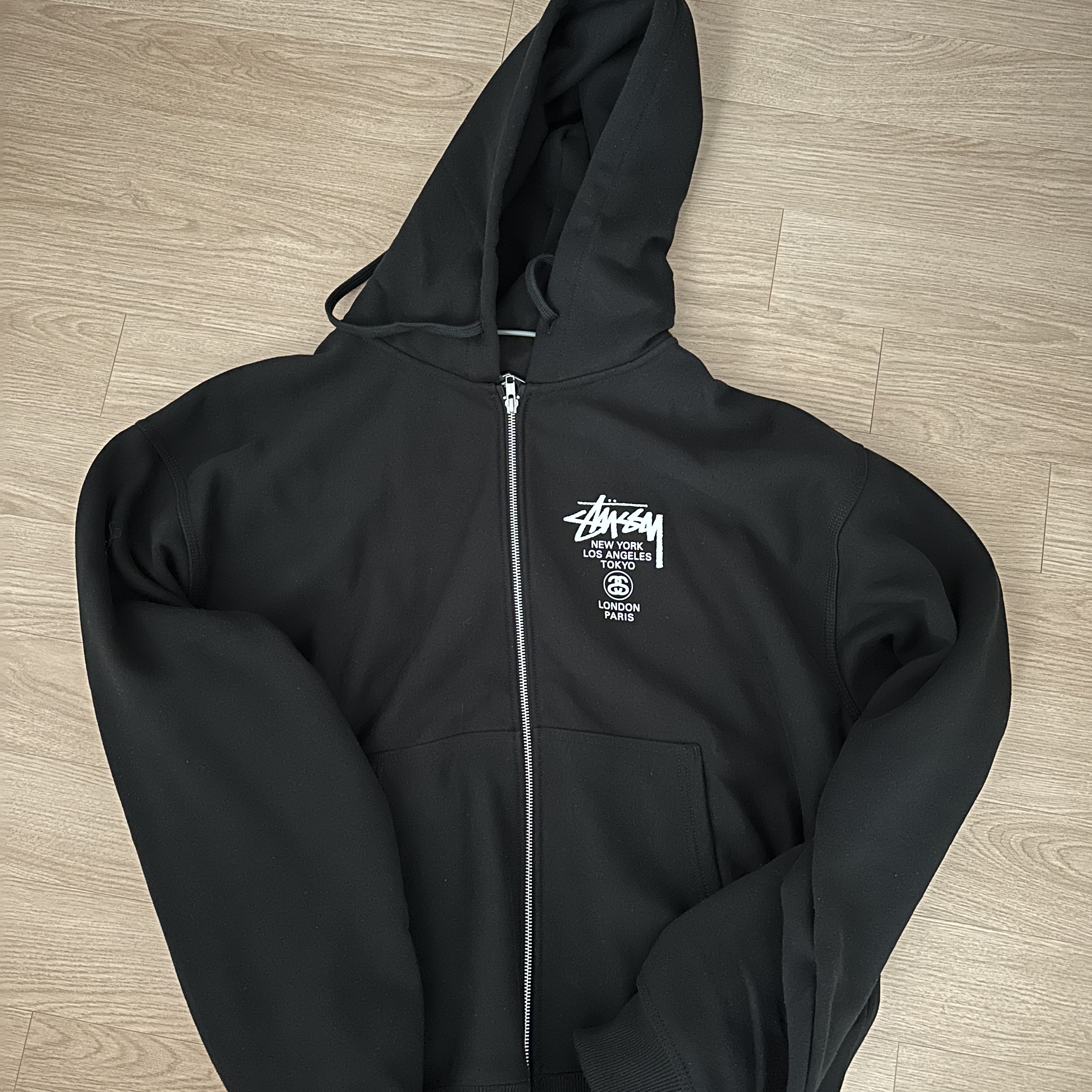 Stussy World Tour Zip Hoodie Black 2023 착용 스타일 - 1