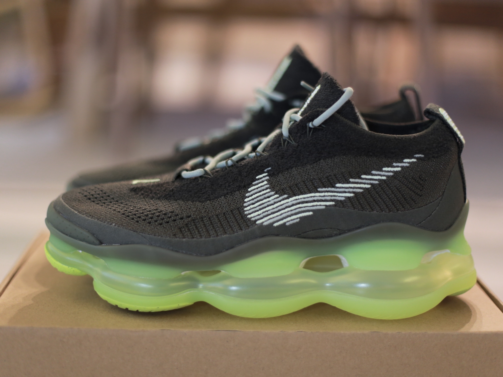 Nike Air Max Scorpion Flyknit Barely Volt 착용 스타일 - 1