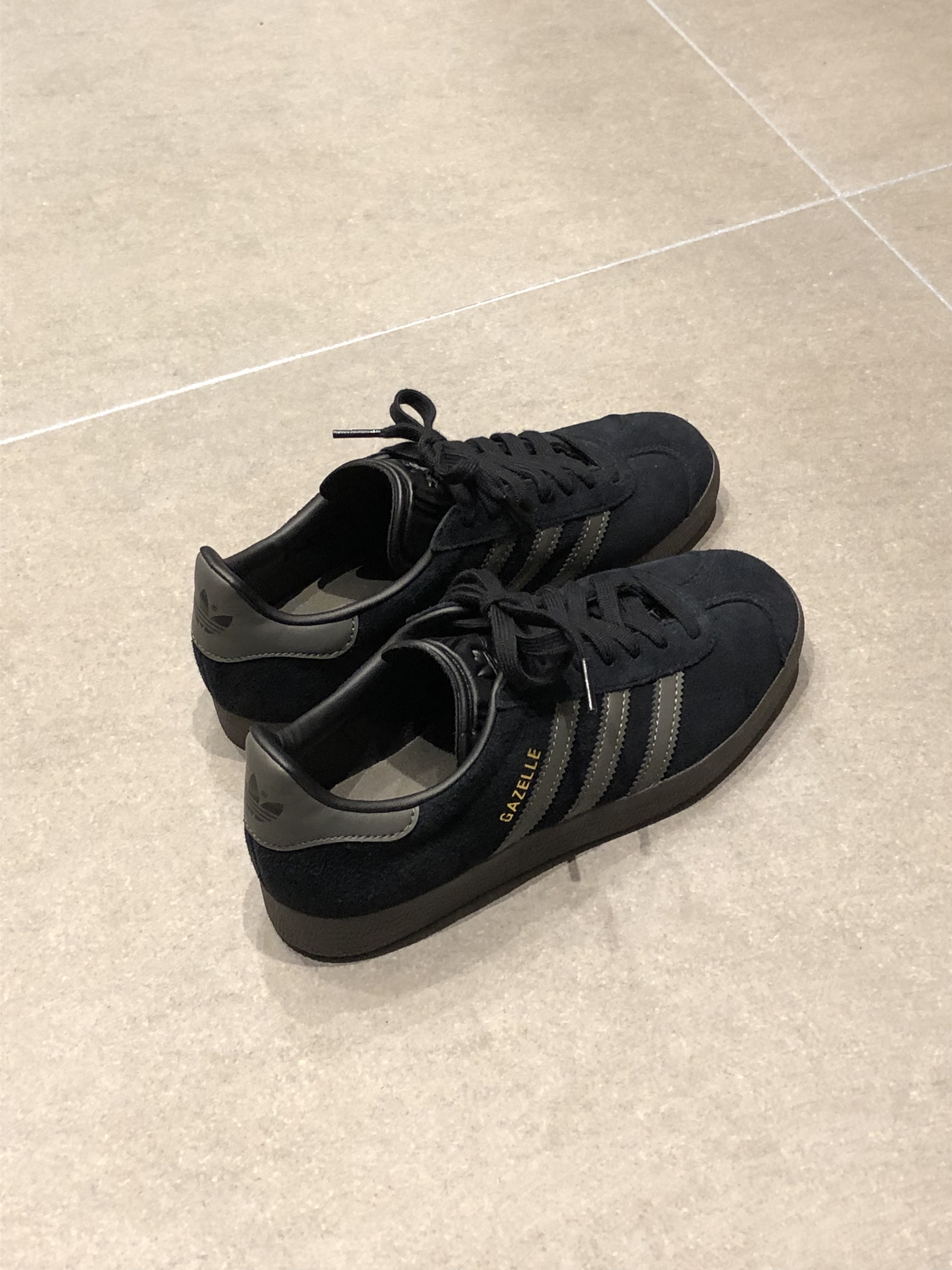Adidas Gazelle Core Black Gold Metallic Gum 착용 스타일 - 3