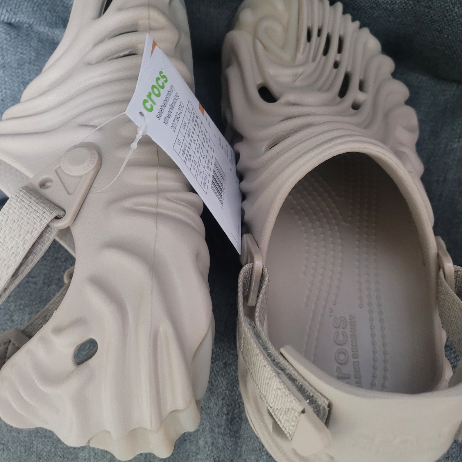 Crocs x Salehe Bembury Pollex Clog Horchata 착용 스타일