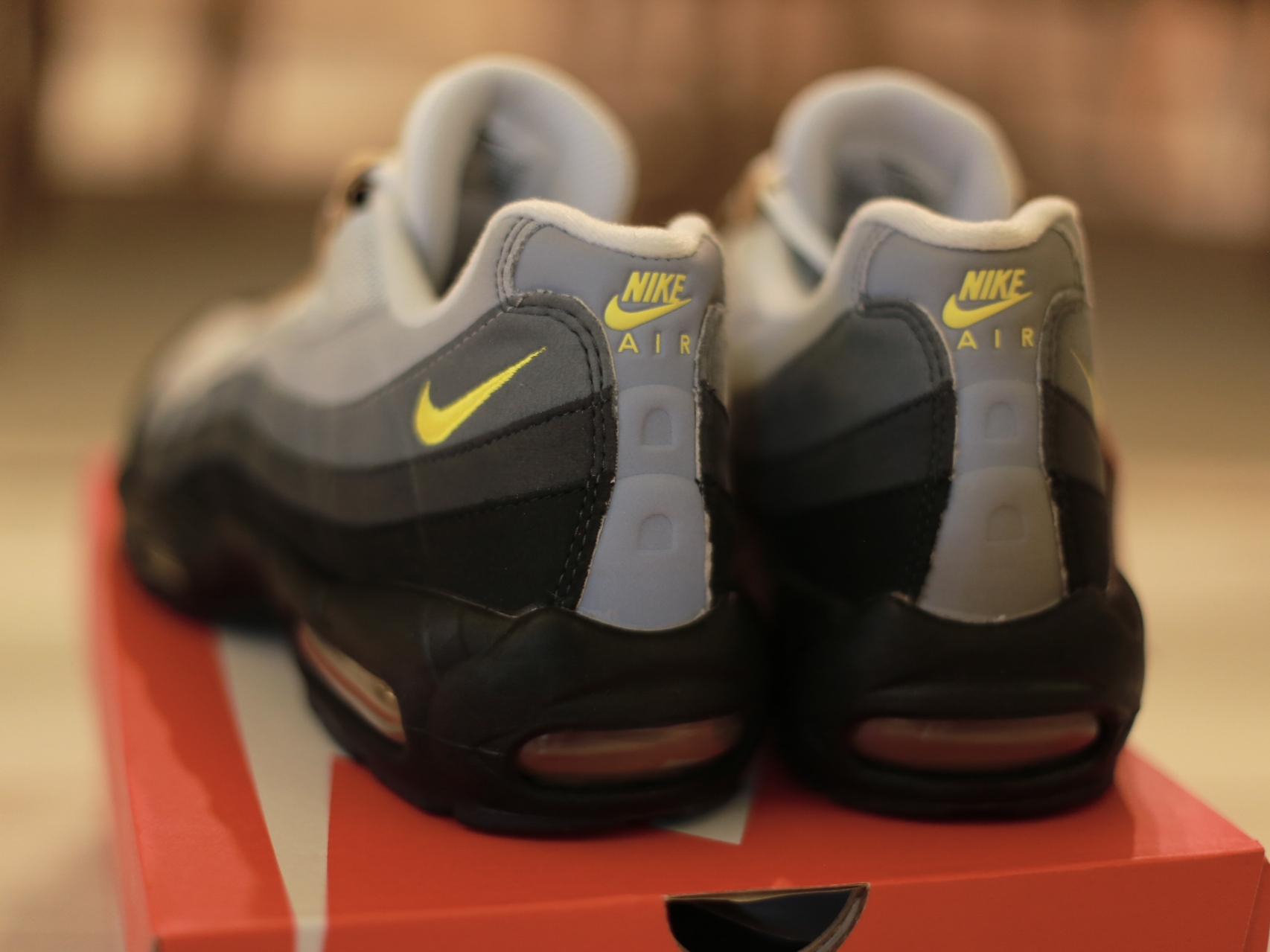 Nike Air Max 95 Wolf Grey Yellow Strike 착용 스타일 - 3