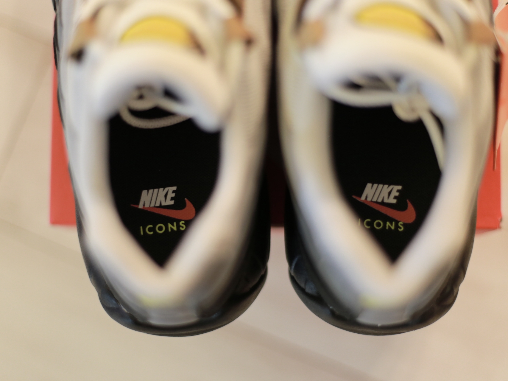 Nike Air Max 95 Wolf Grey Yellow Strike 착용 스타일 - 5
