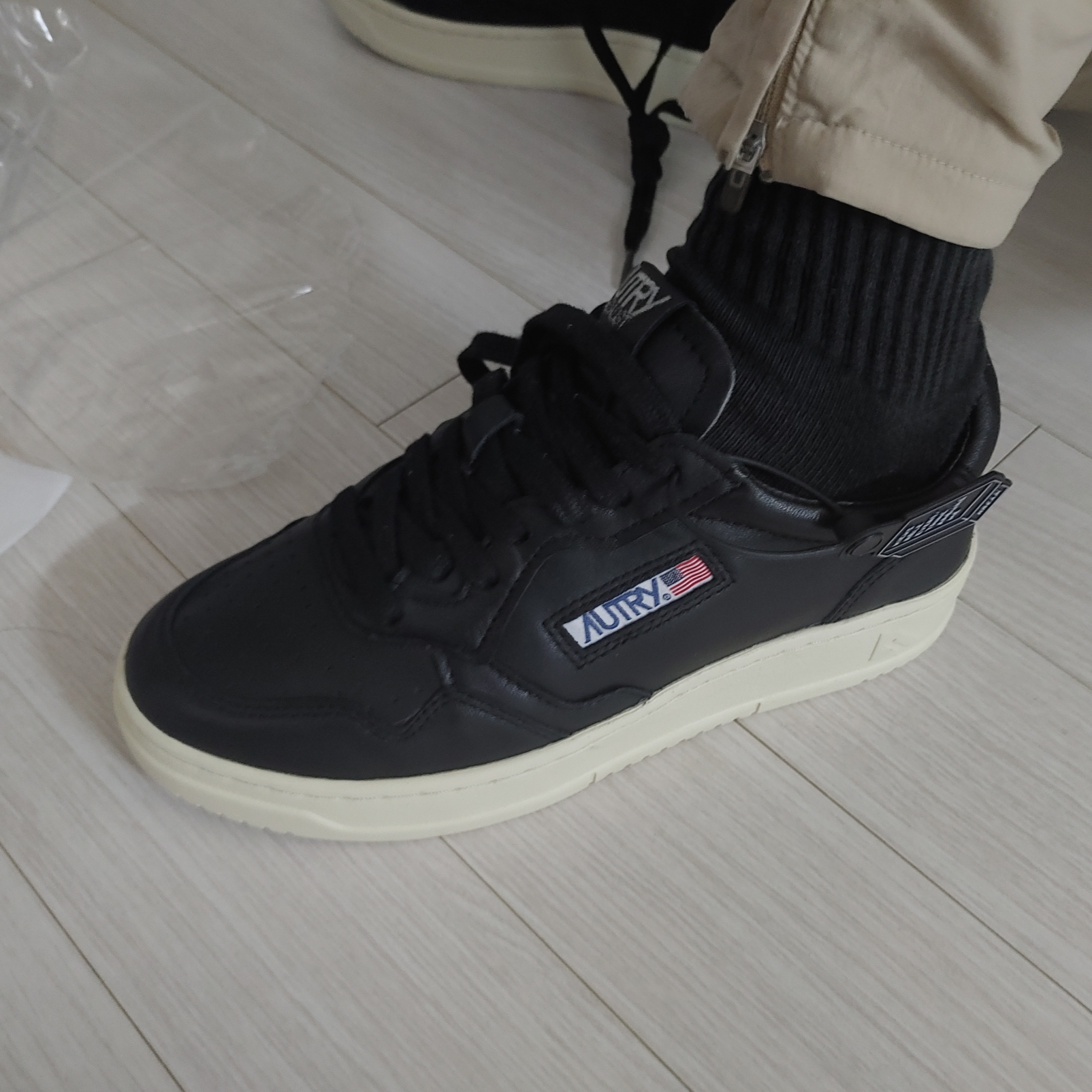 (W) Autry Medalist Low Goatskin Sneakers Black 착용 스타일 - 3