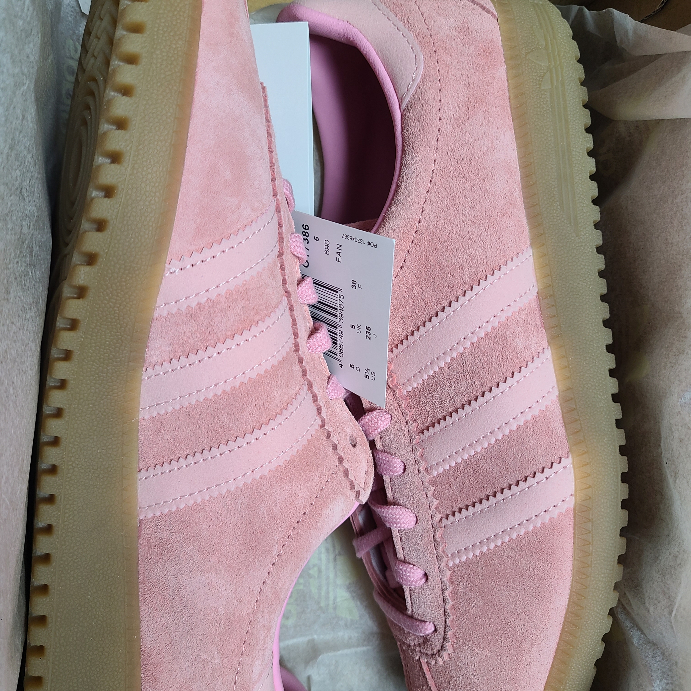 Adidas Bermuda Glow Pink 착용 스타일