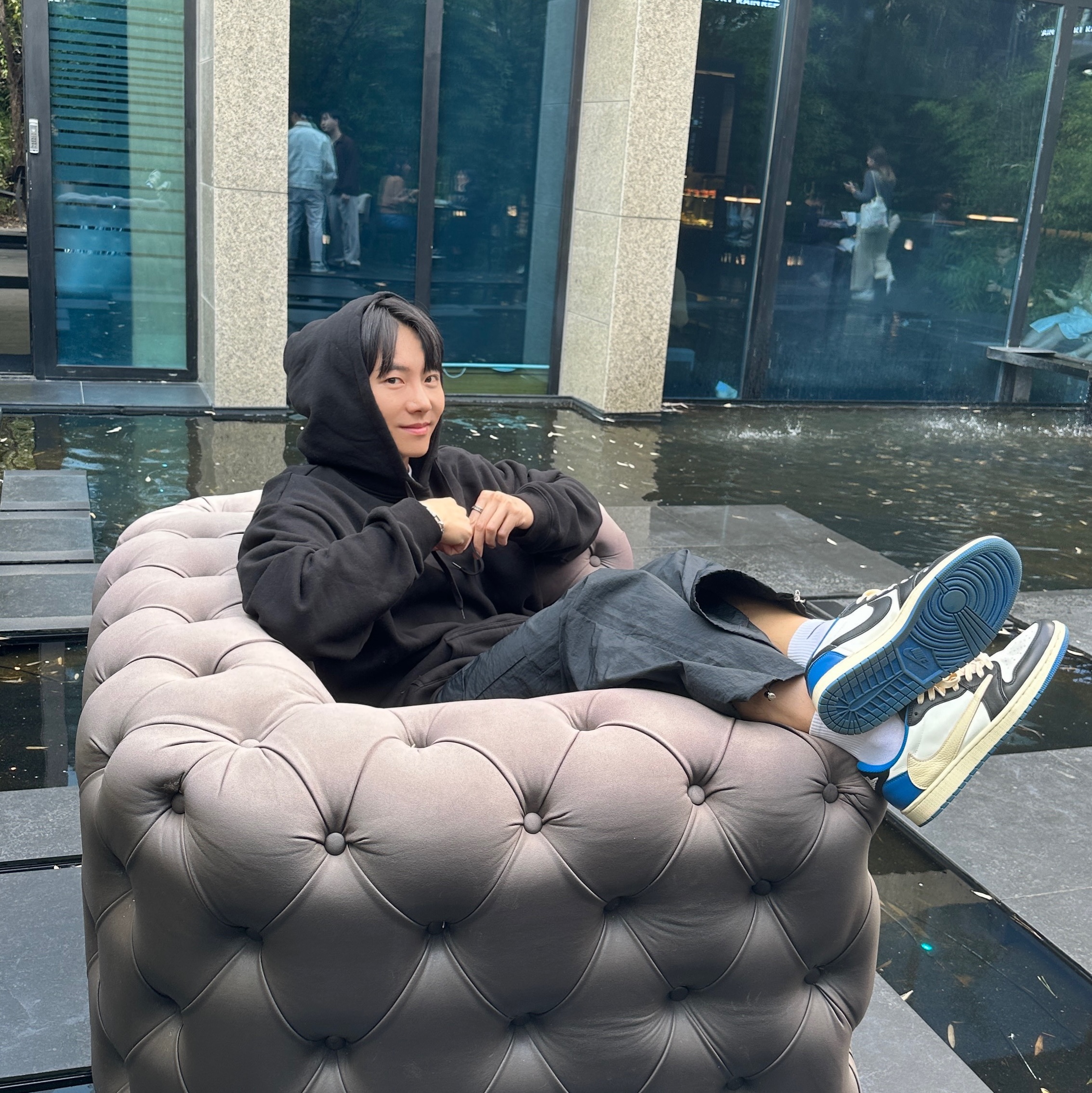 Jordan 1 x Travis Scott x Fragment Retro Low OG SP Military Blue, Stussy Diced Out Hoodie Black 착용 스타일 - 1