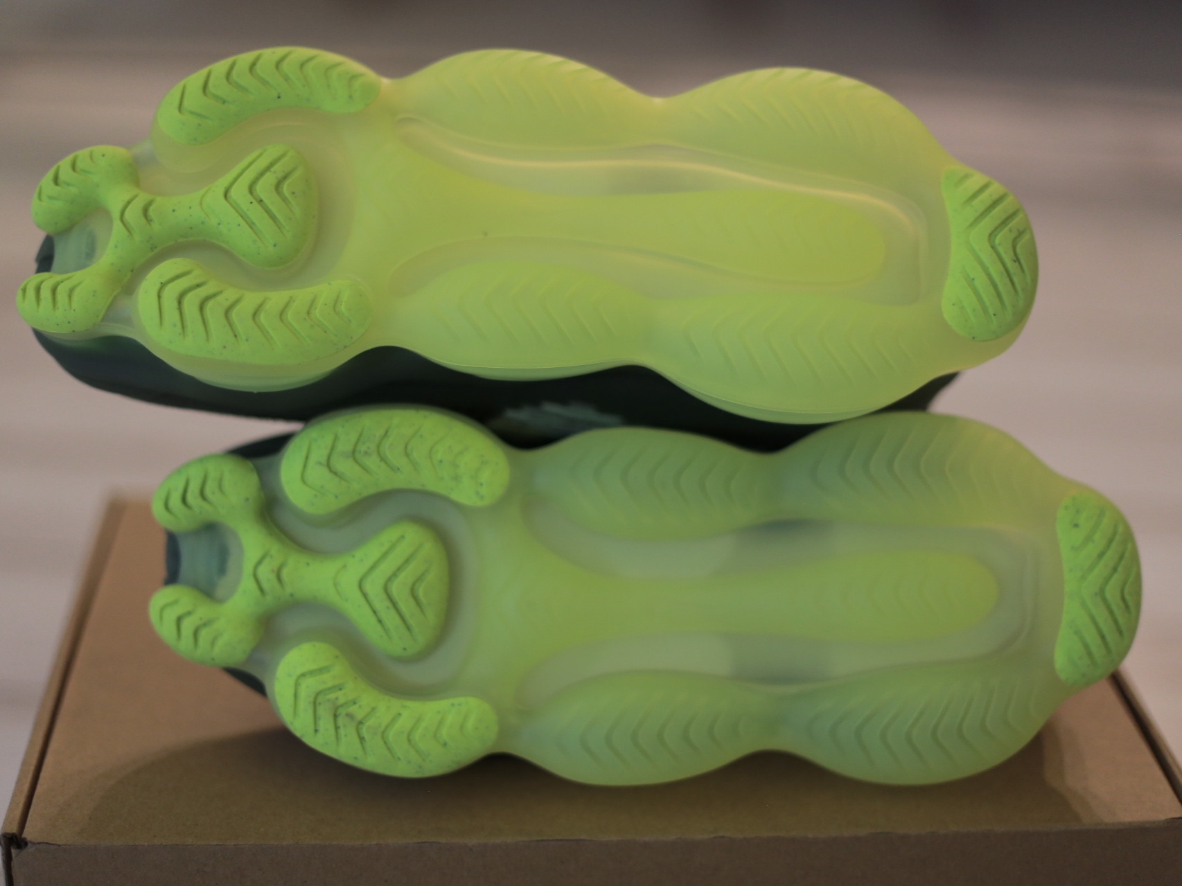 Nike Air Max Scorpion Flyknit Barely Volt 착용 스타일 - 5