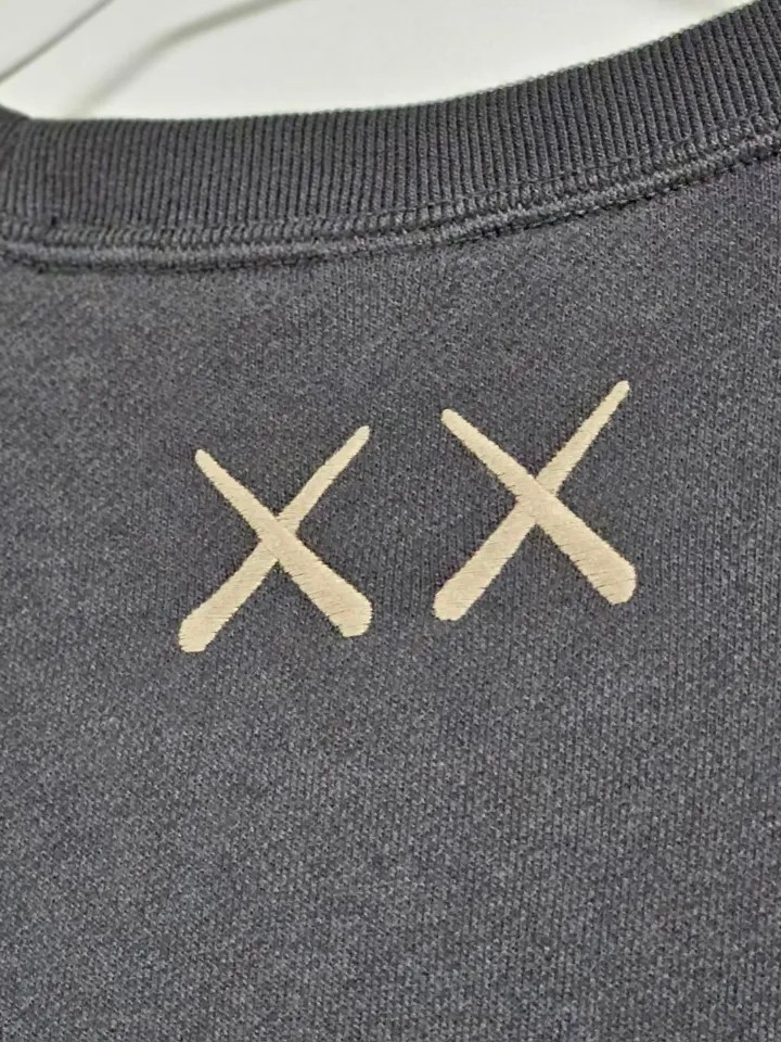 Uniqlo UT x Kaws Long Sleeve Sweatshirt Black 착용 스타일 - 5