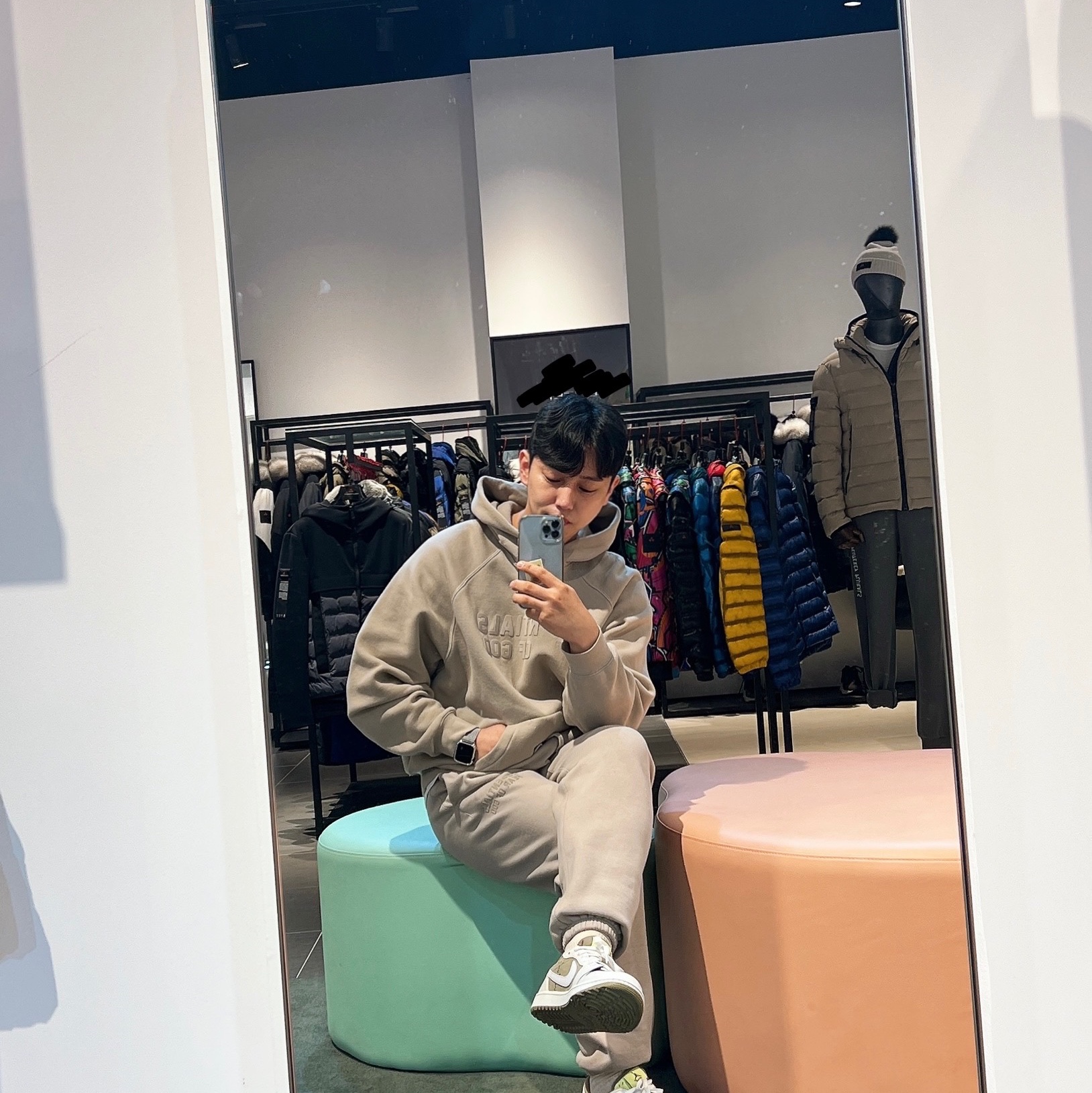 Jordan 1 x Travis Scott Retro Low Golf NRG Neutral Olive, Apple Watch SE 44mm GPS Midnight Aluminum Case with Sport Band Midnight (Korean Ver.) 착용 스타일 - 1