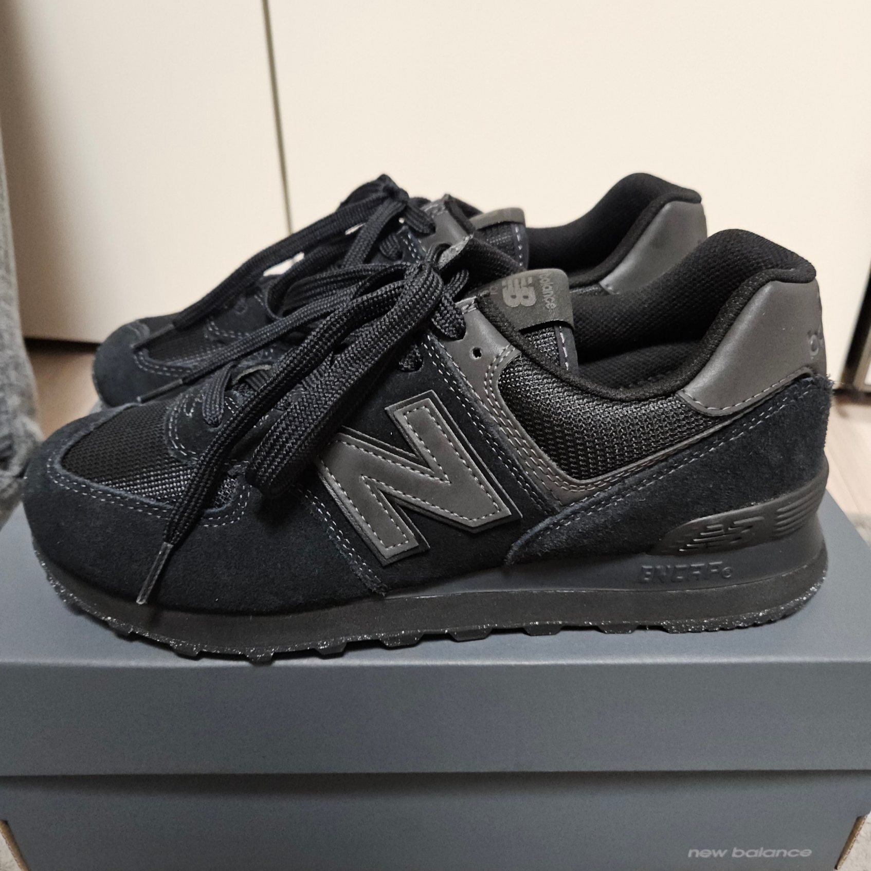 New Balance 574 Triple Black - D Standard 착용 스타일 - 2