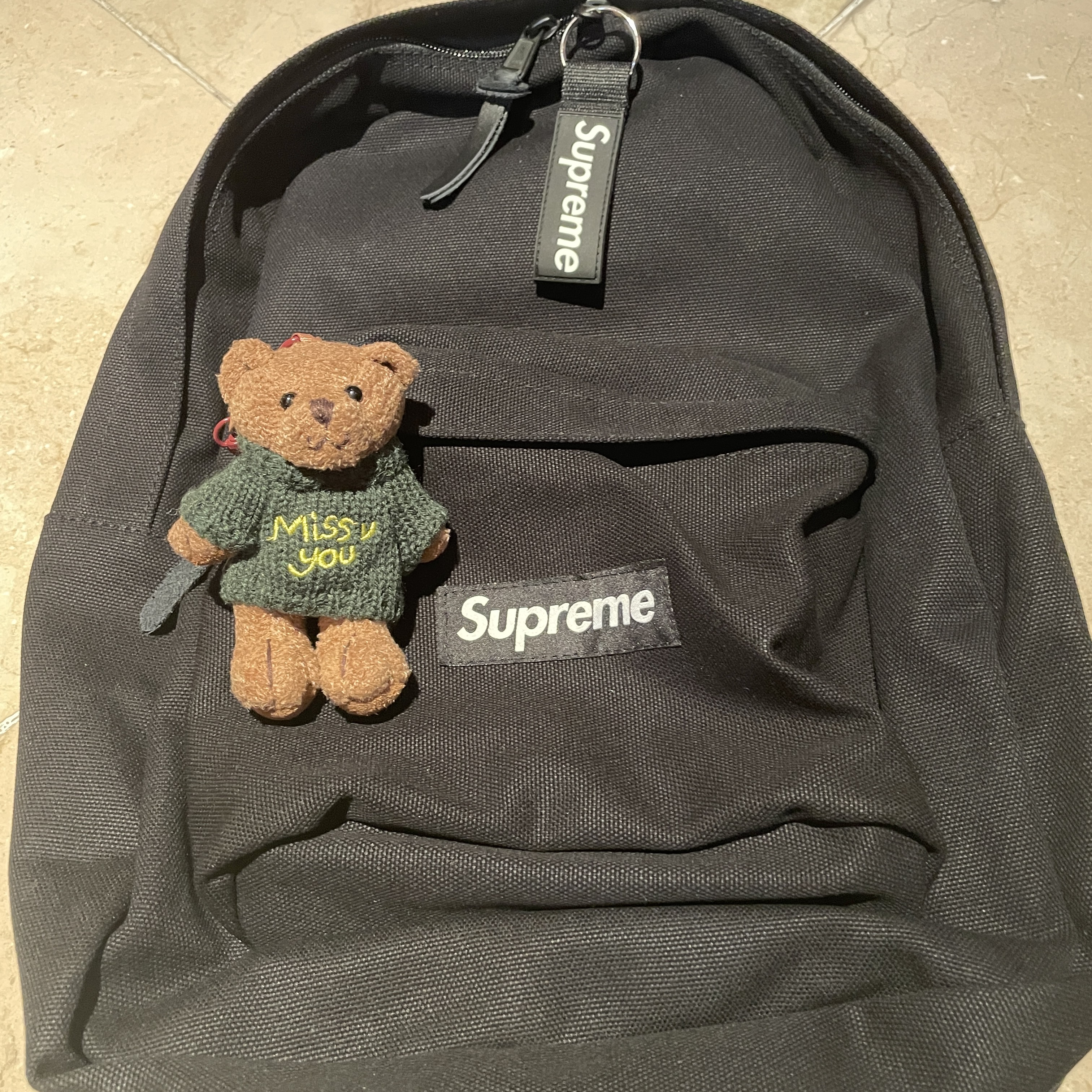 Supreme Canvas Backpack Black, Supreme Webbing Keychain Black - 23SS 착용 스타일
