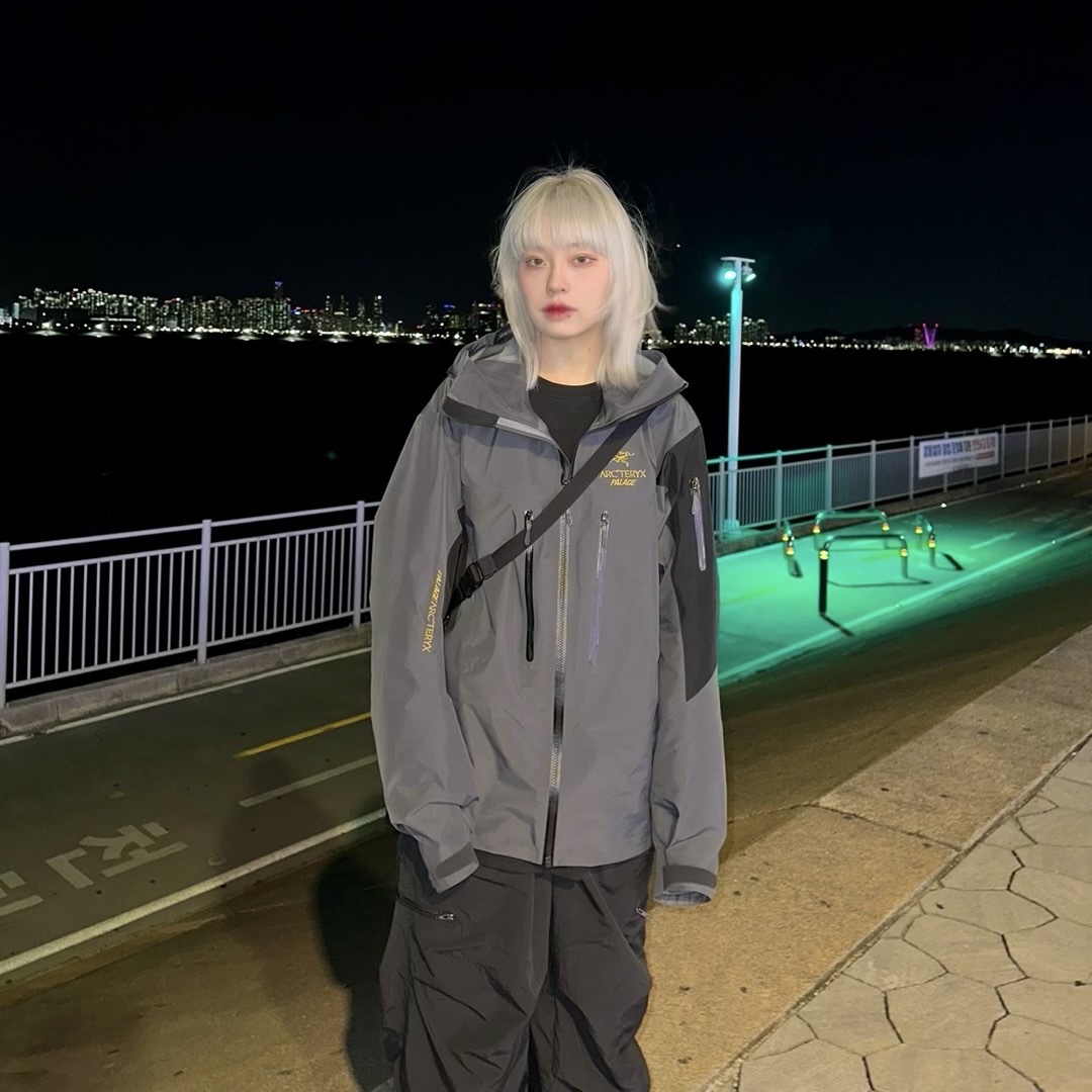 Palace x Arc'teryx Alpha SV Jacket Grey - 20FW, Arc'teryx Mantis 1 Waistpack Black 착용 스타일 - 1