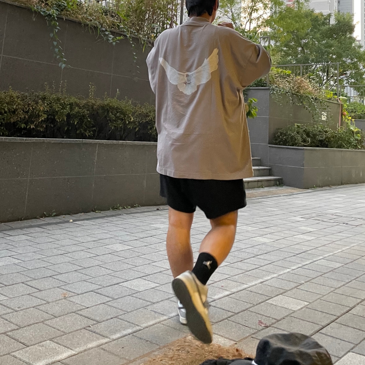 (W) Nike Dunk Low Light Smoke Grey, Yeezy Gap Engineered By Balenciaga Dove 3/4 Sleeve T-Shirt Grey 착용 스타일 - 2