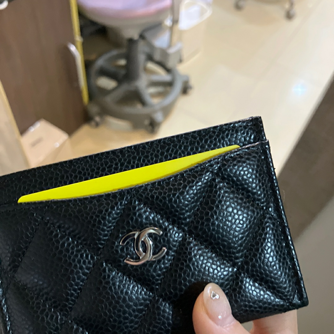 Chanel Classic Card Holder Grained Calfskin & Silver Black 착용 스타일