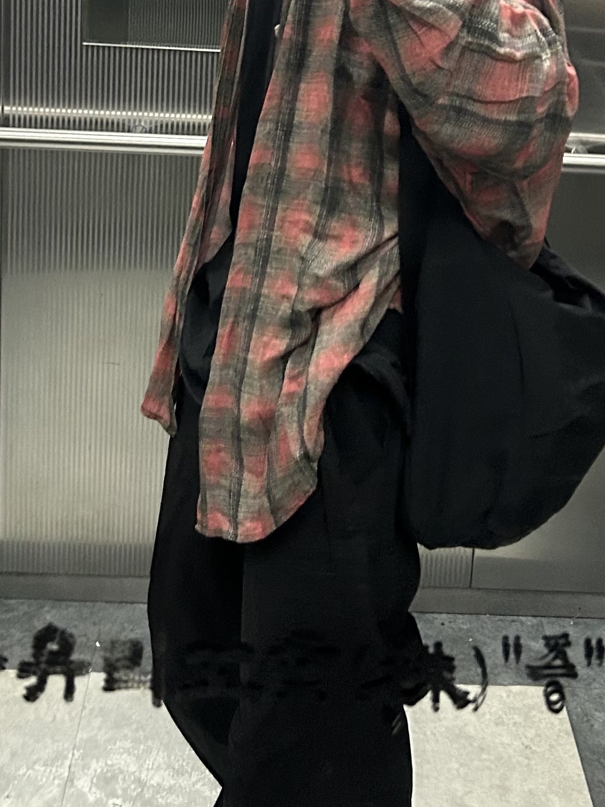 Our Legacy Borrowed Shirt Big Lumbercheck Print, Our Legacy Audio Cargo Symbiont Poplin Black 착용 스타일