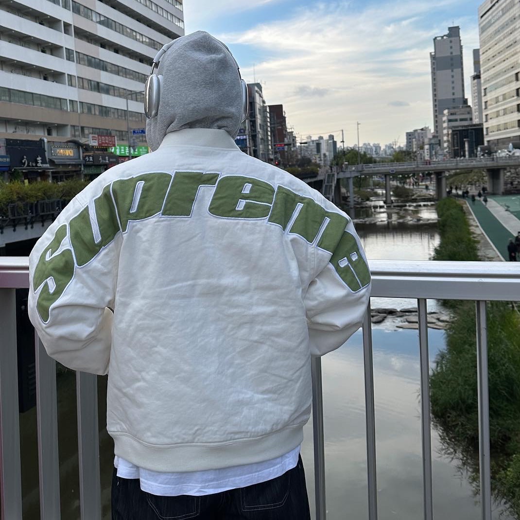 Apple AirPods Max Lightning Silver (Korean Ver.), Supreme Hooded Twill Varsity Jacket White - 22SS 착용 스타일 - 1