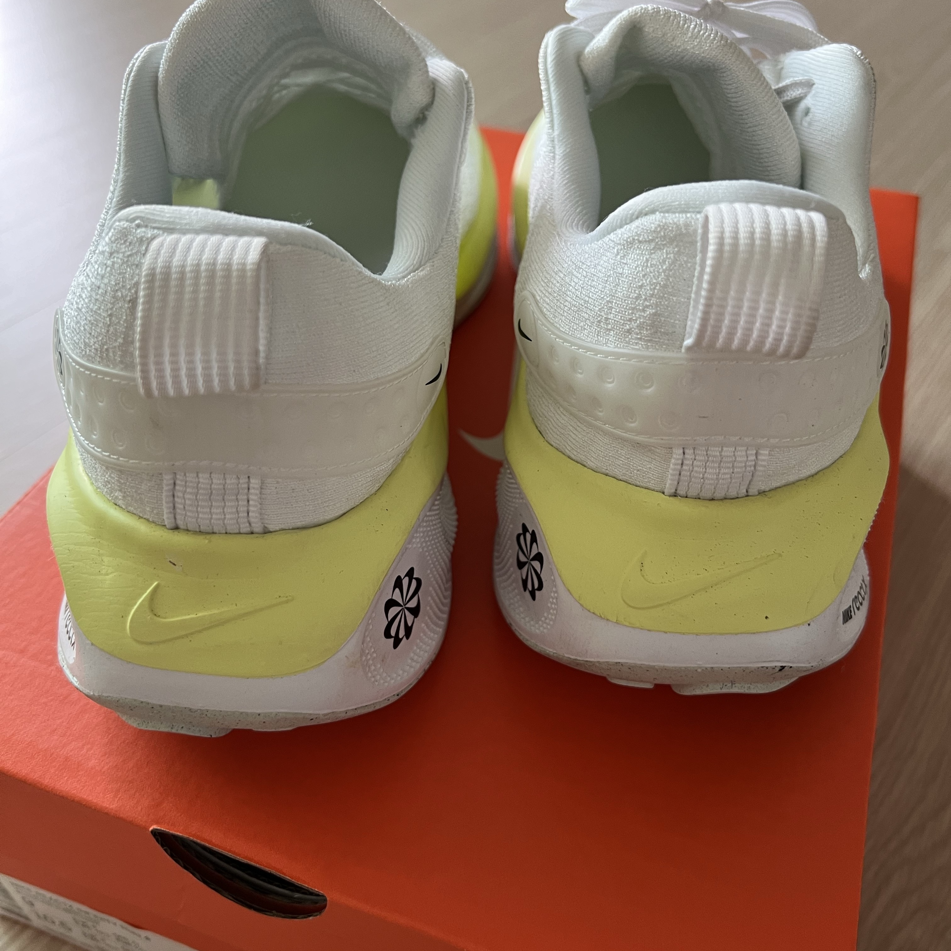 Nike ReactX Infinity Run 4 White Light Lemon Twist 착용 스타일 - 3