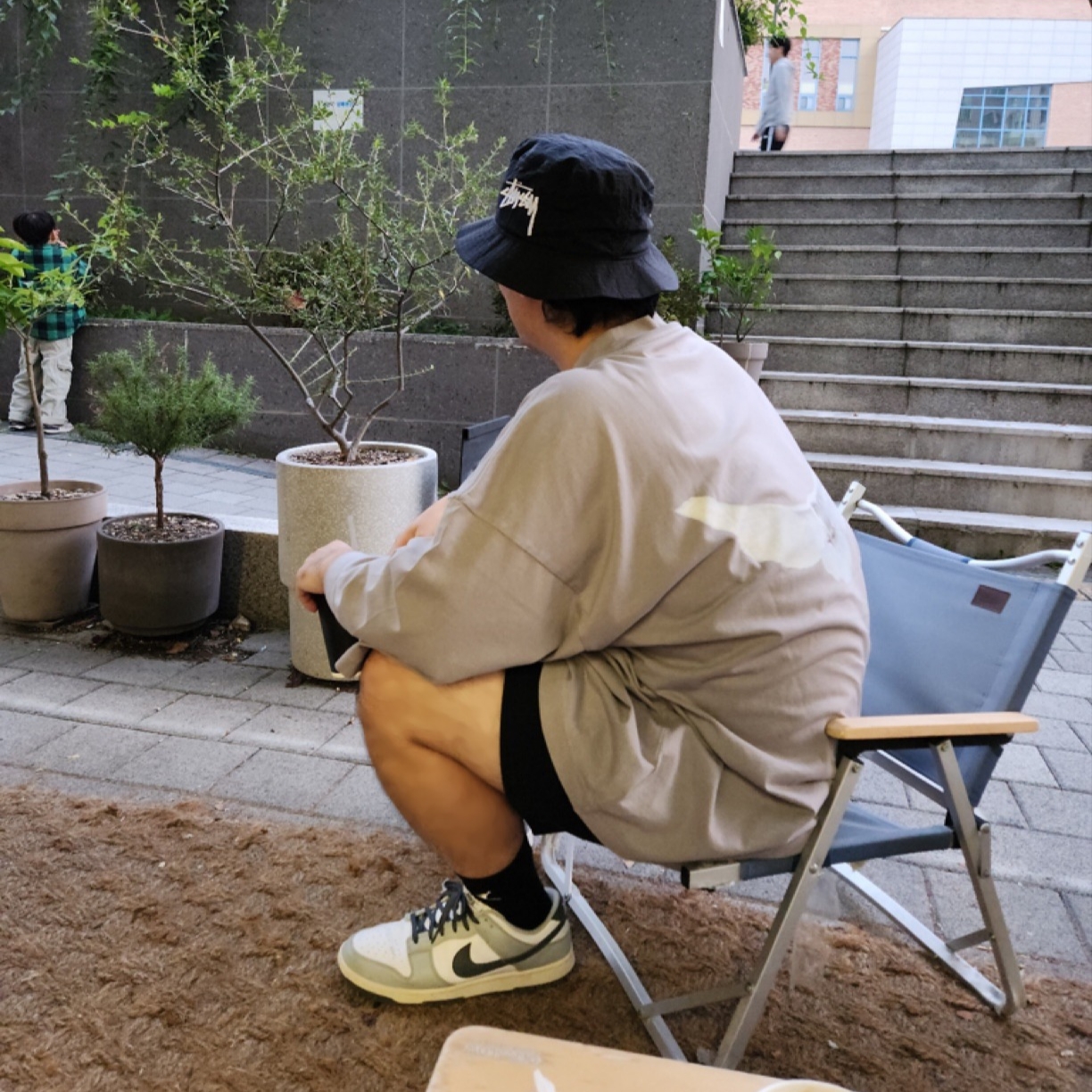 (W) Nike Dunk Low Light Smoke Grey, Yeezy Gap Engineered By Balenciaga Dove 3/4 Sleeve T-Shirt Dark Grey 착용 스타일