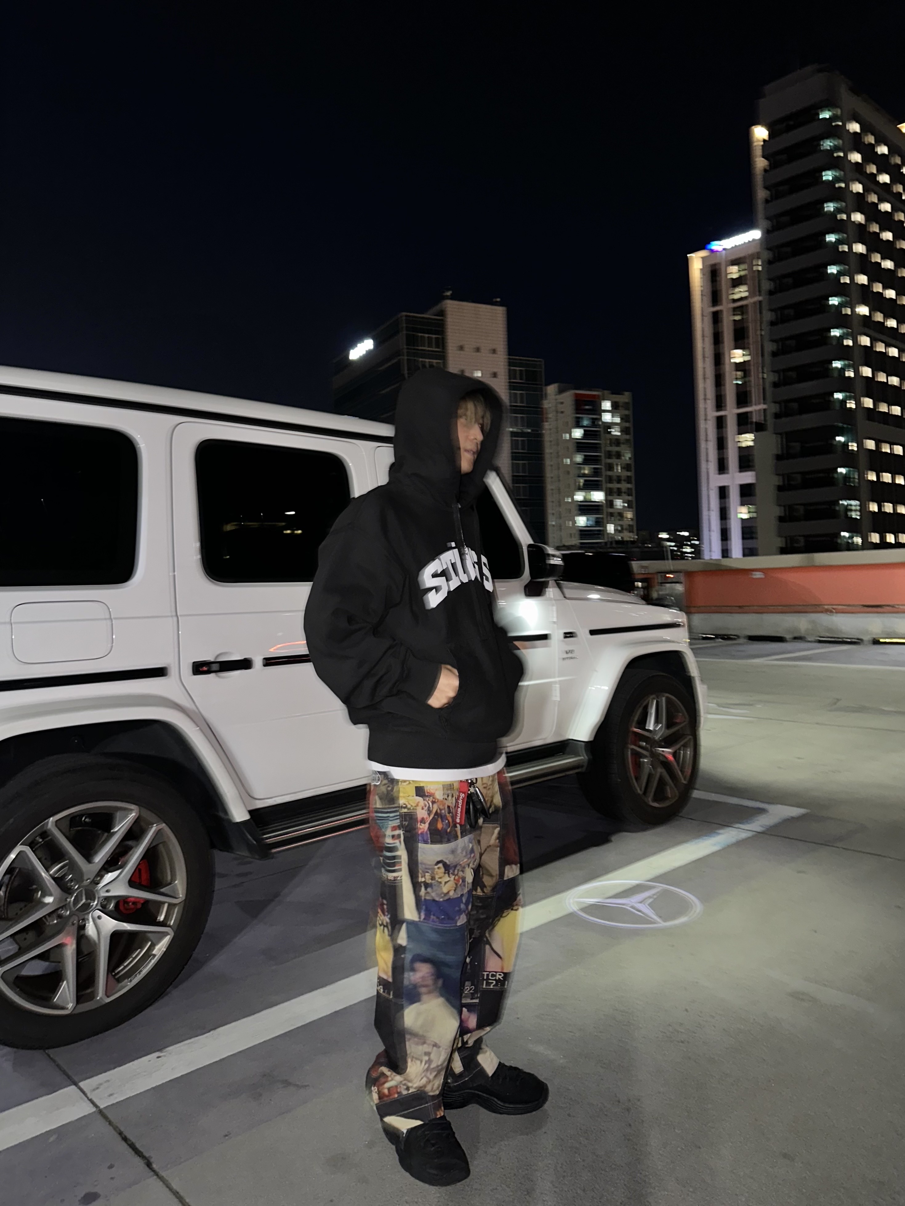 Supreme Mark Leckey Hardcore Patchwork Loose Fit Chino Pant Multicolor - 23FW, Stussy Block Sport Pigment Dyed Hoodie Black 착용 스타일 - 1
