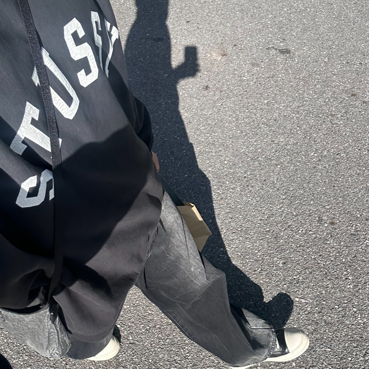 Stussy Sun Faded Oversized Crew Black, Rick Owens Full Grain Calf Leather Strobe Low Sneakers Black Milk White 착용 스타일
