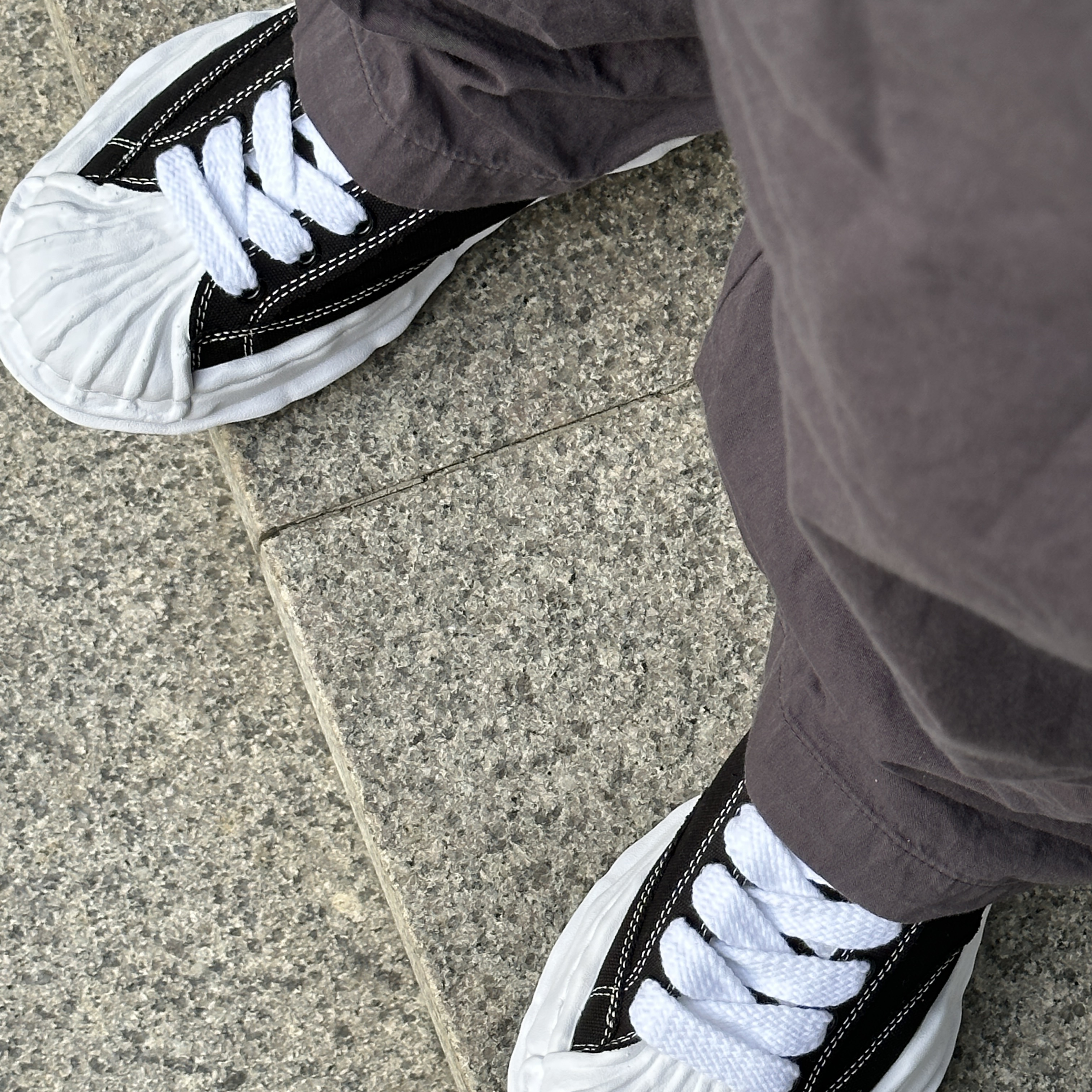 Maison Mihara Yasuhiro Blakey OG Sole Canvas Low-top Sneakers Black White 착용 스타일