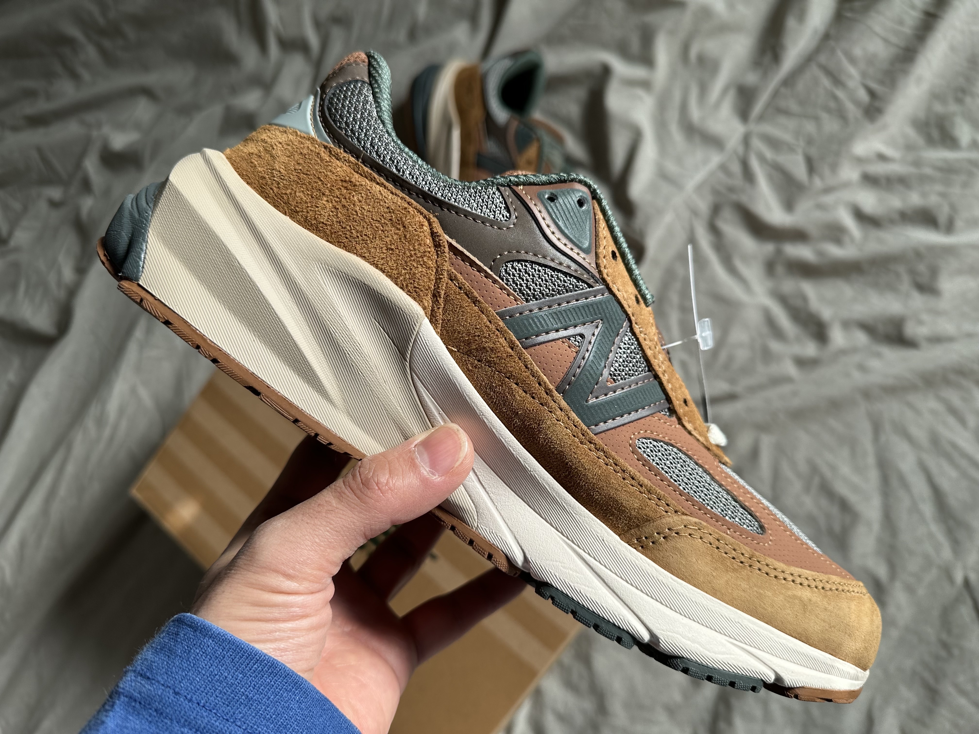 New Balance x Carhartt WIP 990v6 Made in USA Hamilton Brown Military Green 착용 스타일 - 4